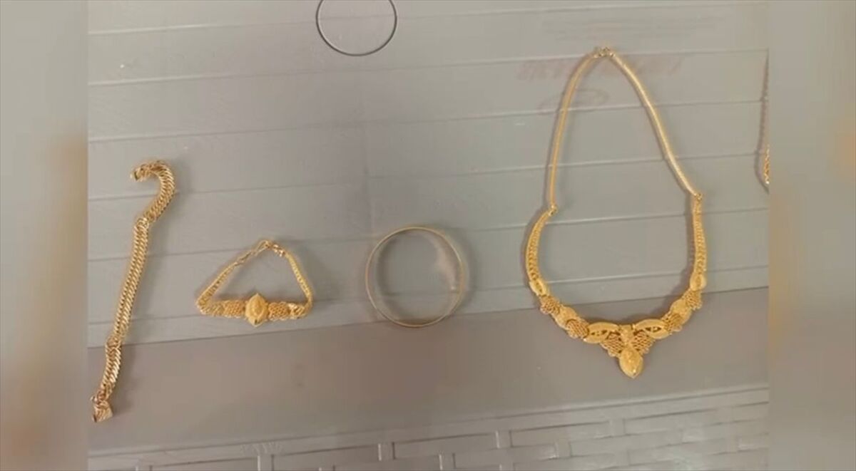 Antalya'da Kendilerini Mi̇t Görevlisi Olarak Tanıtıp Dolandırıcılık Yaptıkları Öne Sürülen 3 Zanlı Tutuklandı