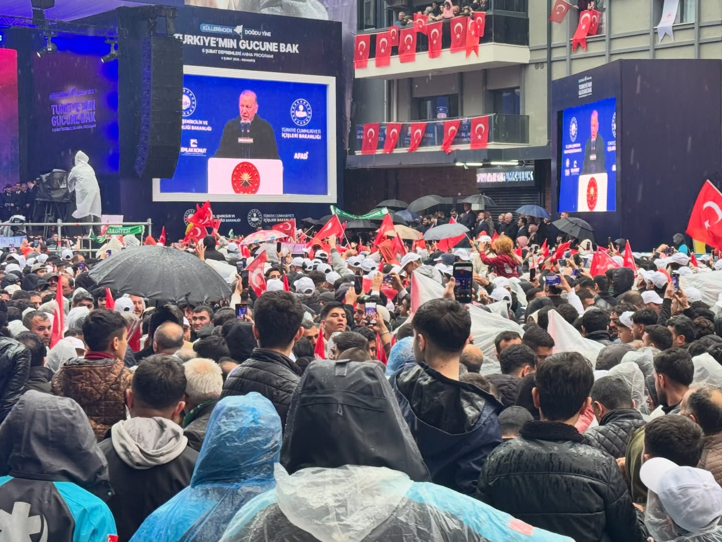 Cumhurbaşkanı Erdoğan, Osmaniye’de Yağmur Altında Konuşuyor (1)