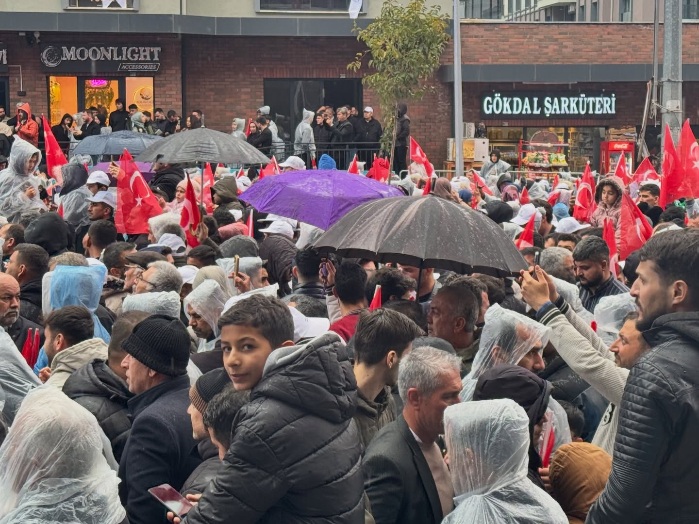 Cumhurbaşkanı Erdoğan, Osmaniye’de Yağmur Altında Konuşuyor (2)