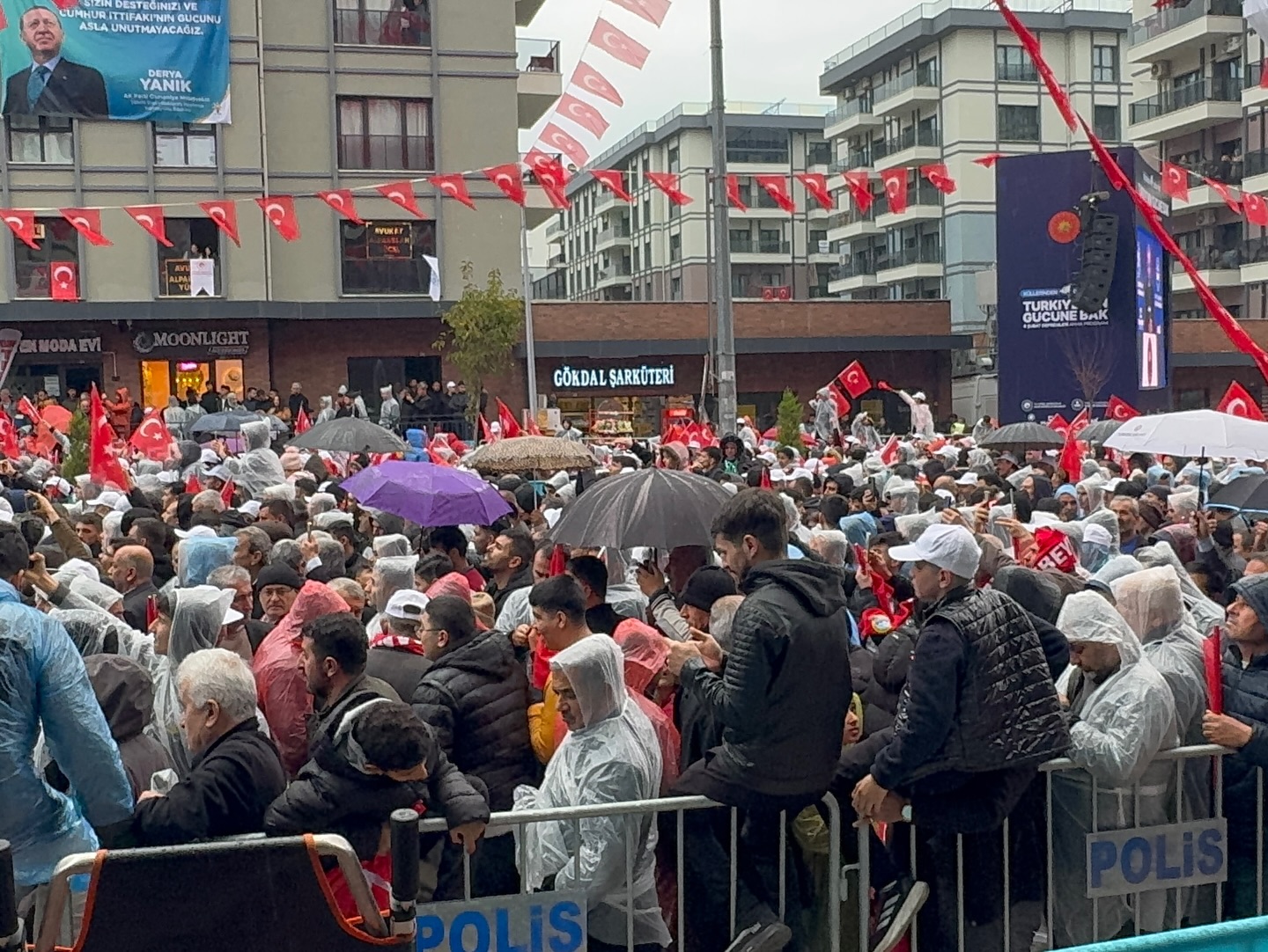 Cumhurbaşkanı Erdoğan, Osmaniye’de Yağmur Altında Konuşuyor (3)