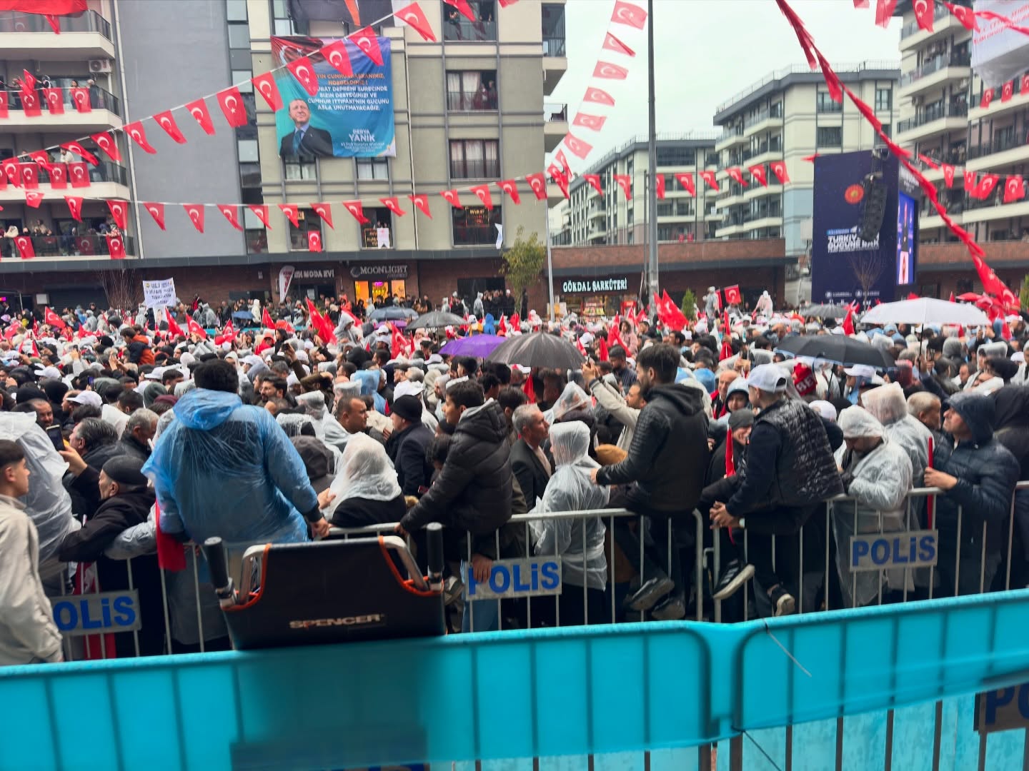 Cumhurbaşkanı Erdoğan, Osmaniye’de Yağmur Altında Konuşuyor (5)