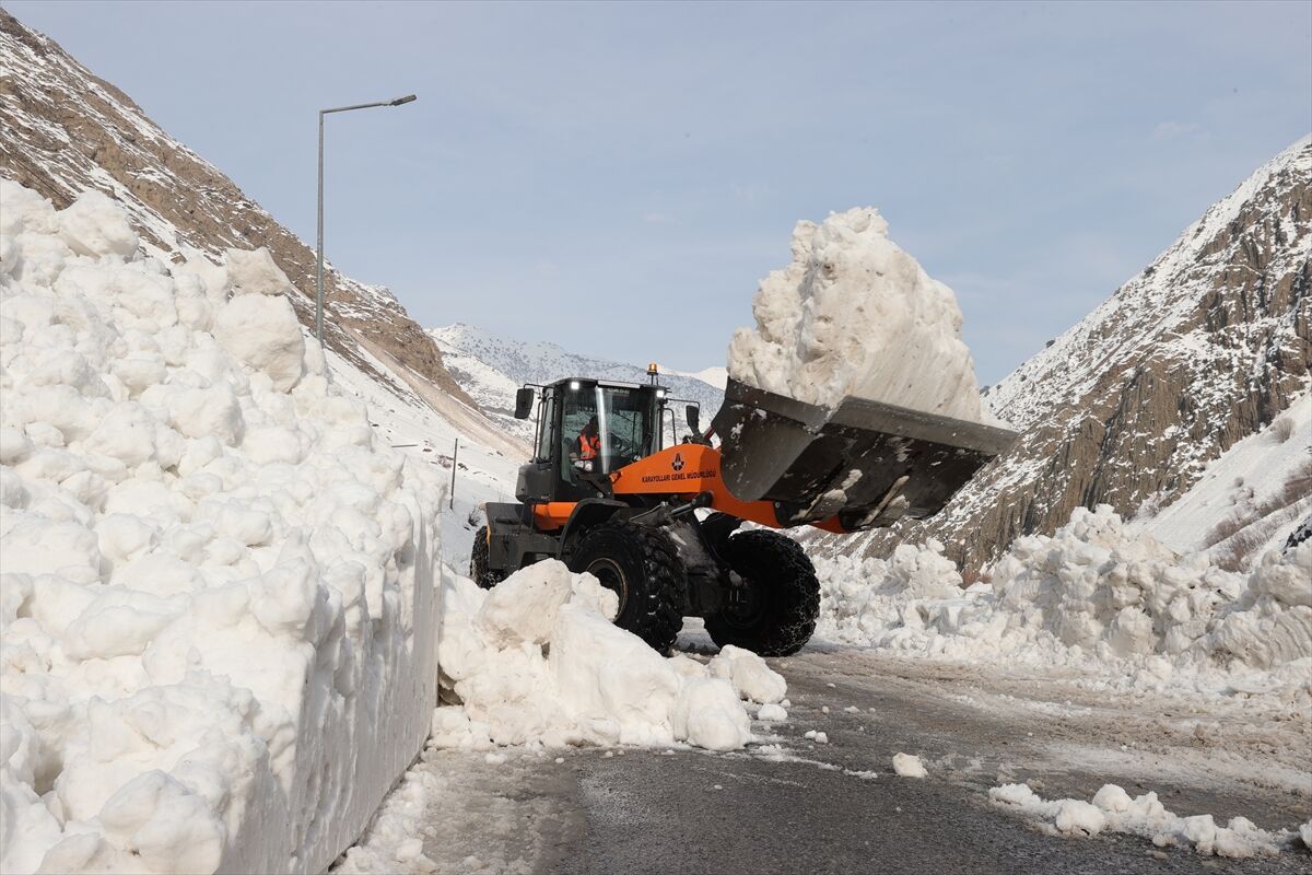 Hakkari Van Kara Yoluna Düşen Çığ Temizlendi
