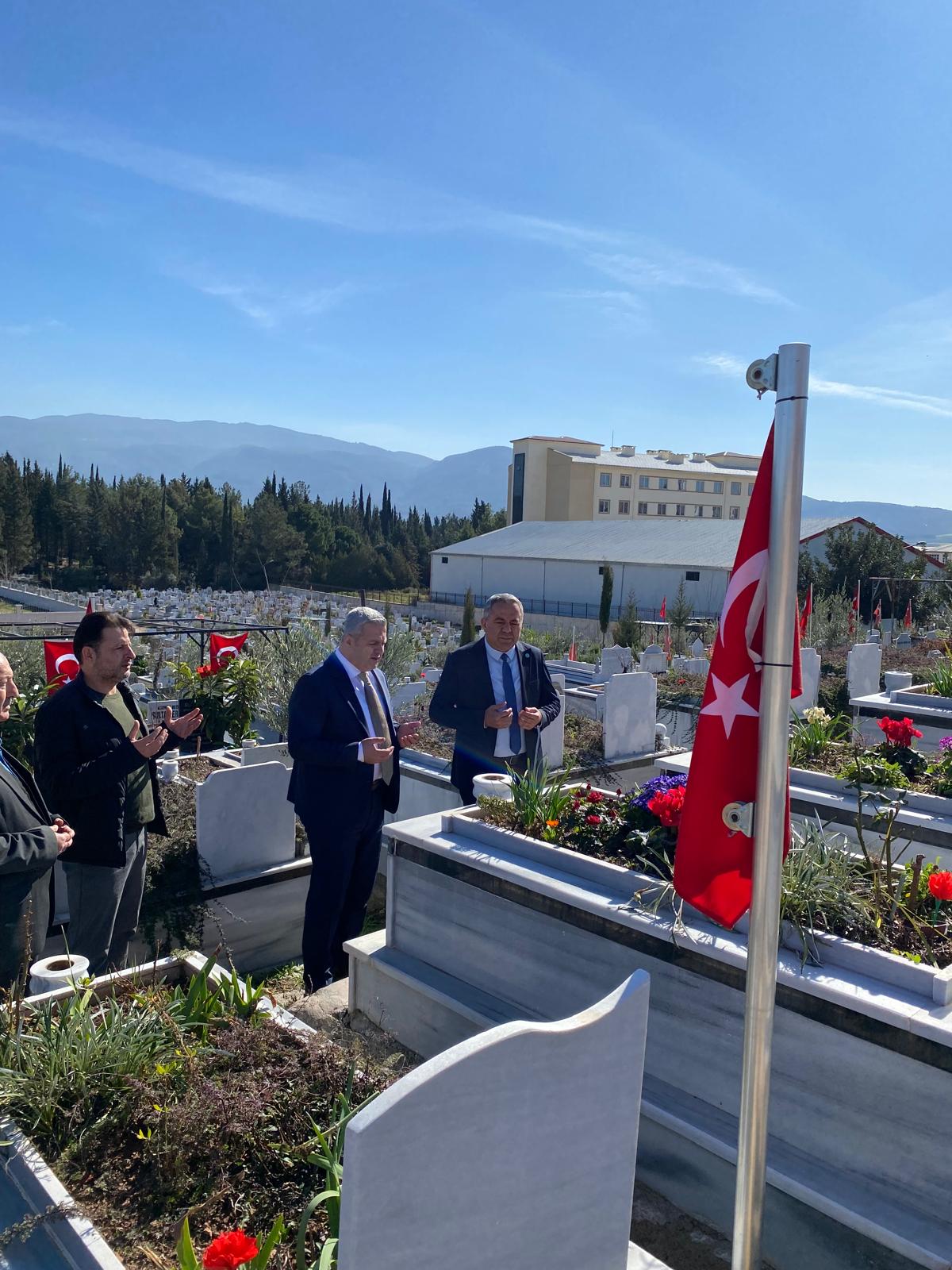 İyi̇ Parti Osmaniye’den Deprem Şehitlerine Ziyaret (3)