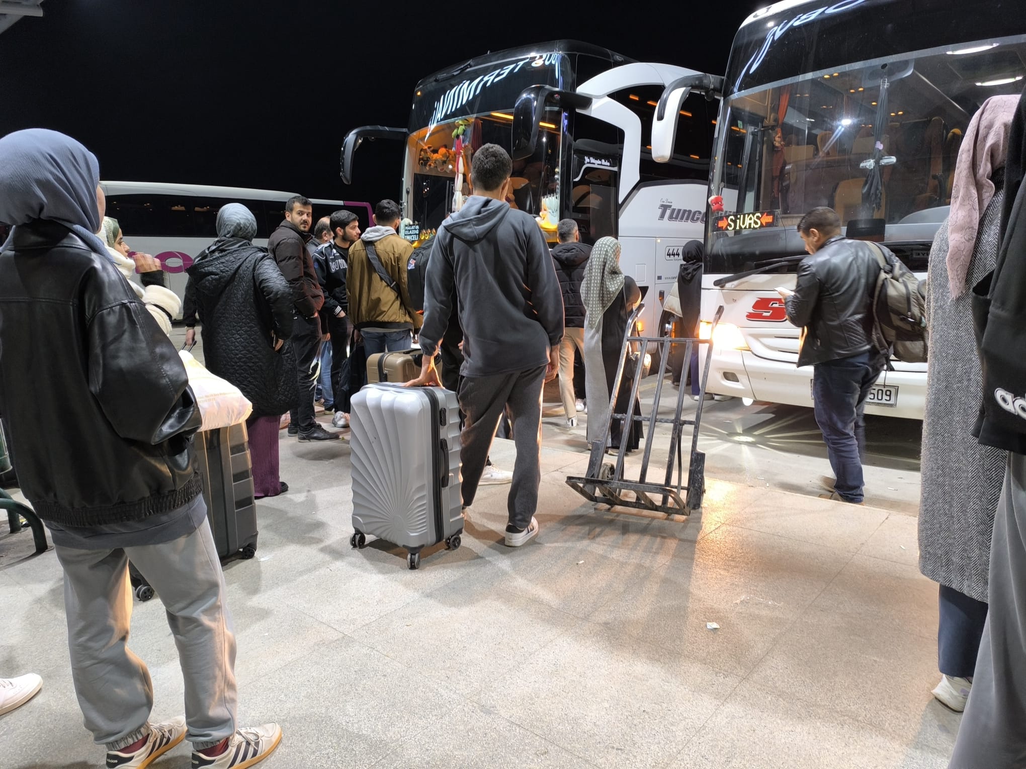 Osmaniye Otogarı’nda Gece Yoğunluğu (3)
