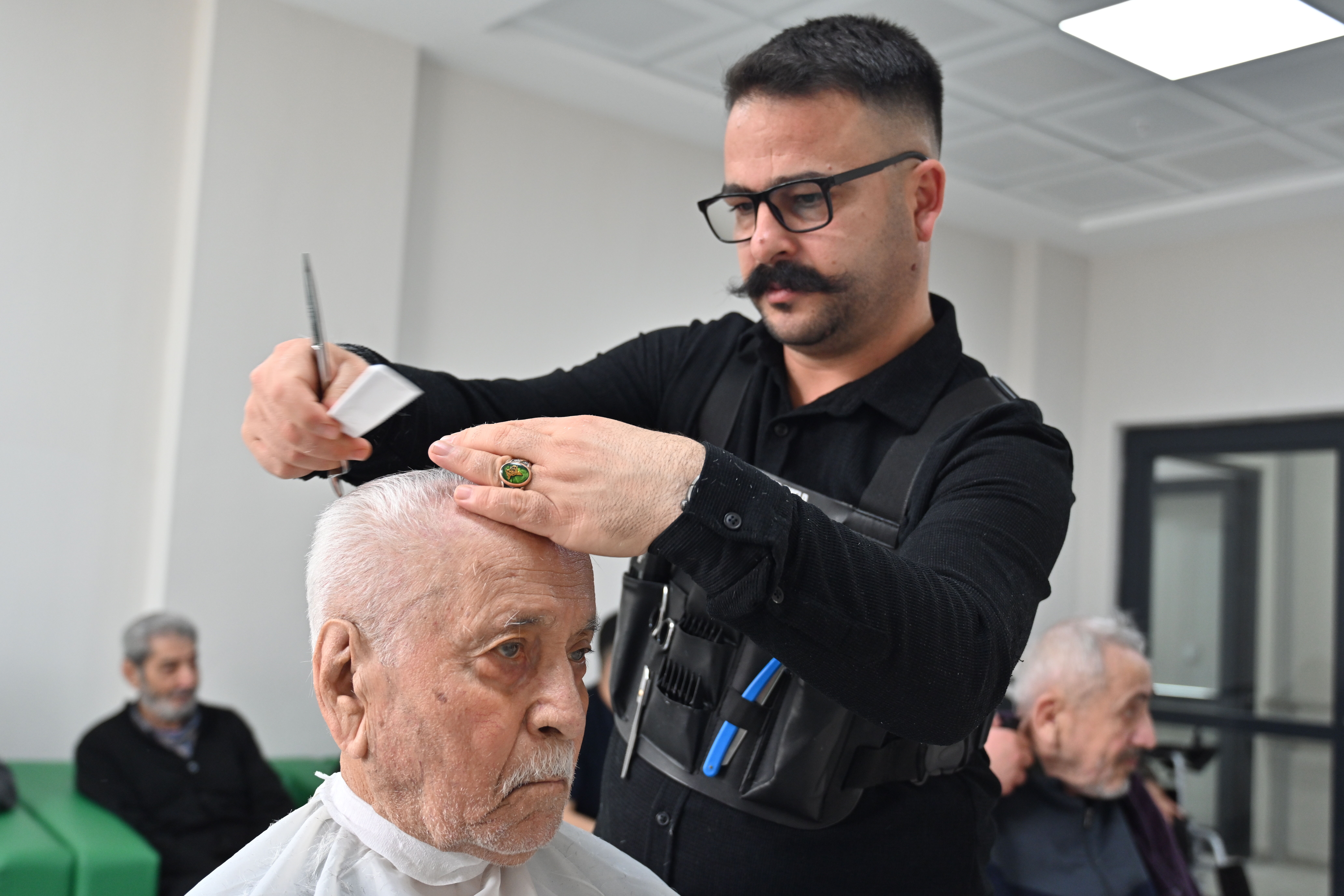 Osmaniye'de Kuaförler Yaşlıları Ücretsiz Tıraş Etti