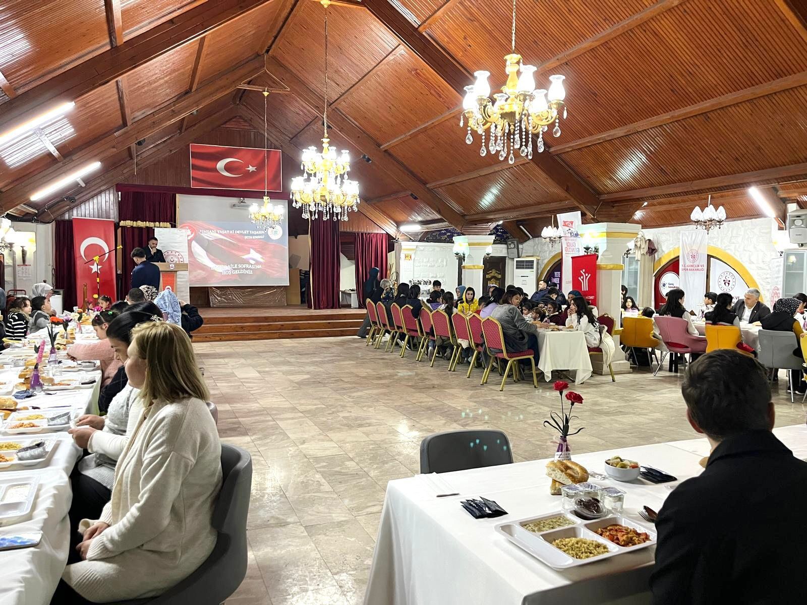 Toprakkale Kaymakamı Çocuklarla İftar Sofrasında (6)