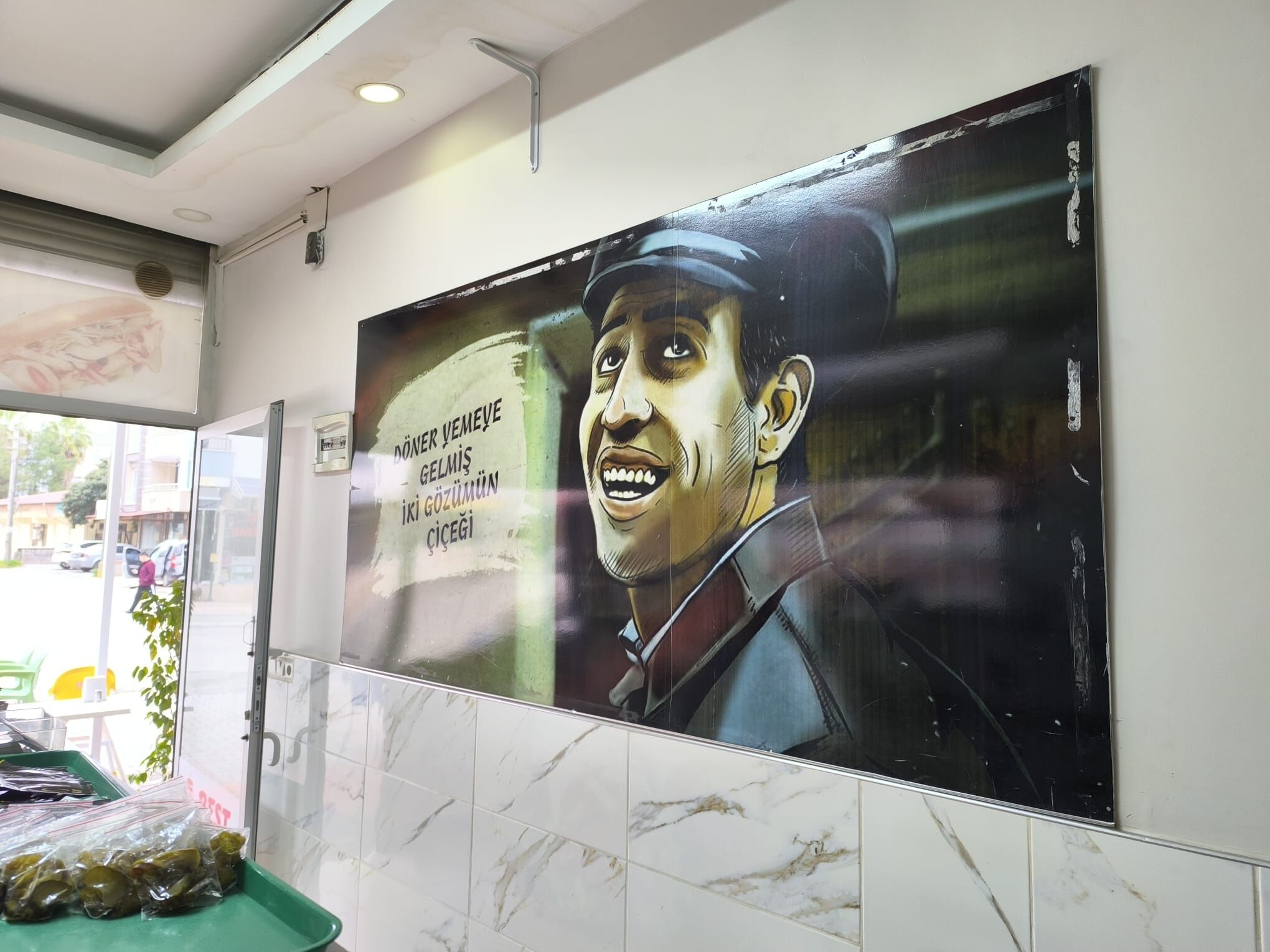 Dönercide Kemal Sunal Repliği Görenleri Gülümsetiyor (1)