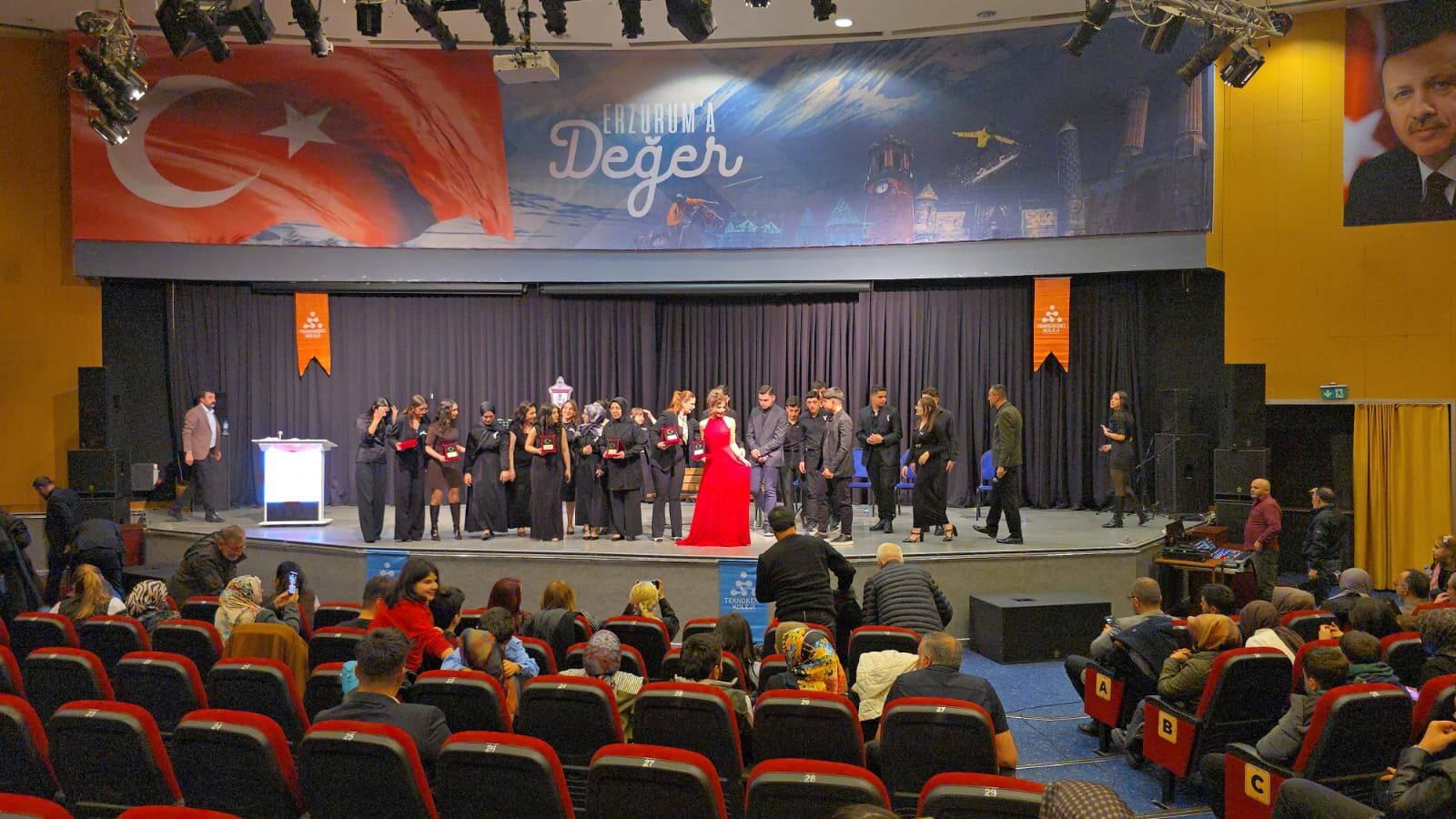 Erzurum Teknokent’te Şiir Gecesi Büyüledi (1)