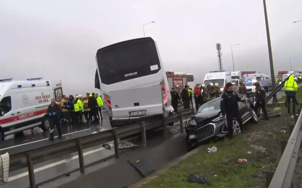 İstanbul’da Polis Servisi Kazası 1 Şehit, 16 Yaralı (3)
