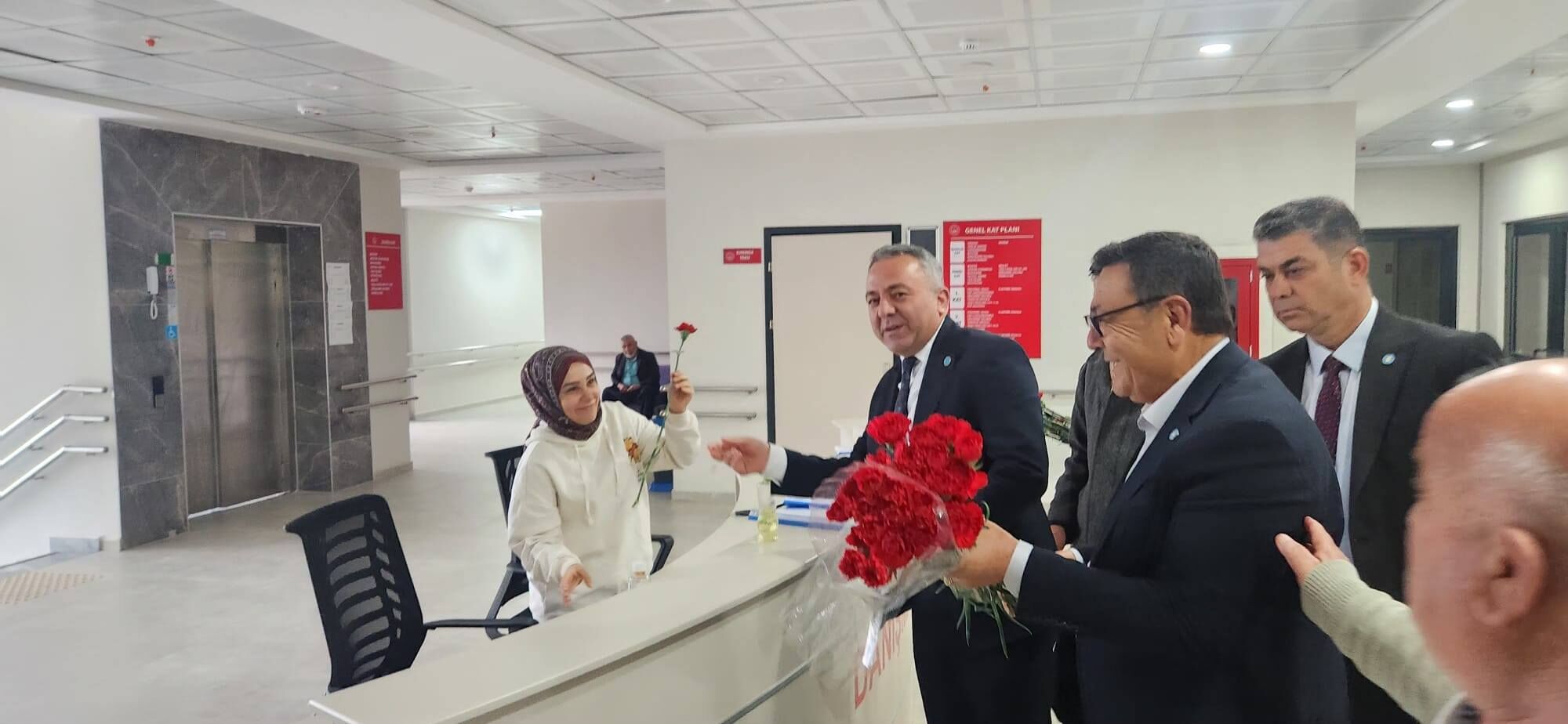 Kadirli’de İyi̇ Parti’den Huzurevine Anlamlı Ziyaret (1)