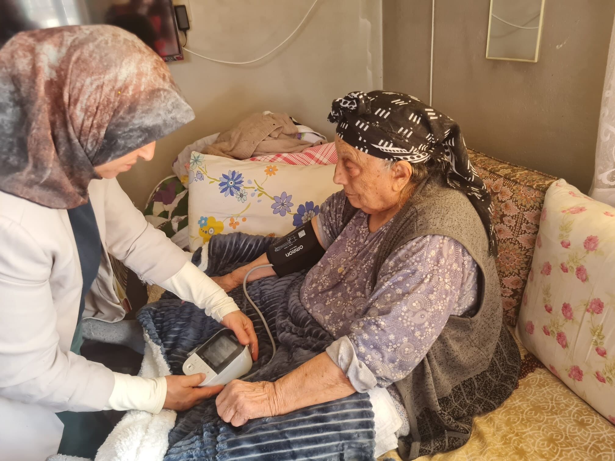 Kadirli’de Kızılay’dan Yaşlılara Kapı Kapı Destek (1)