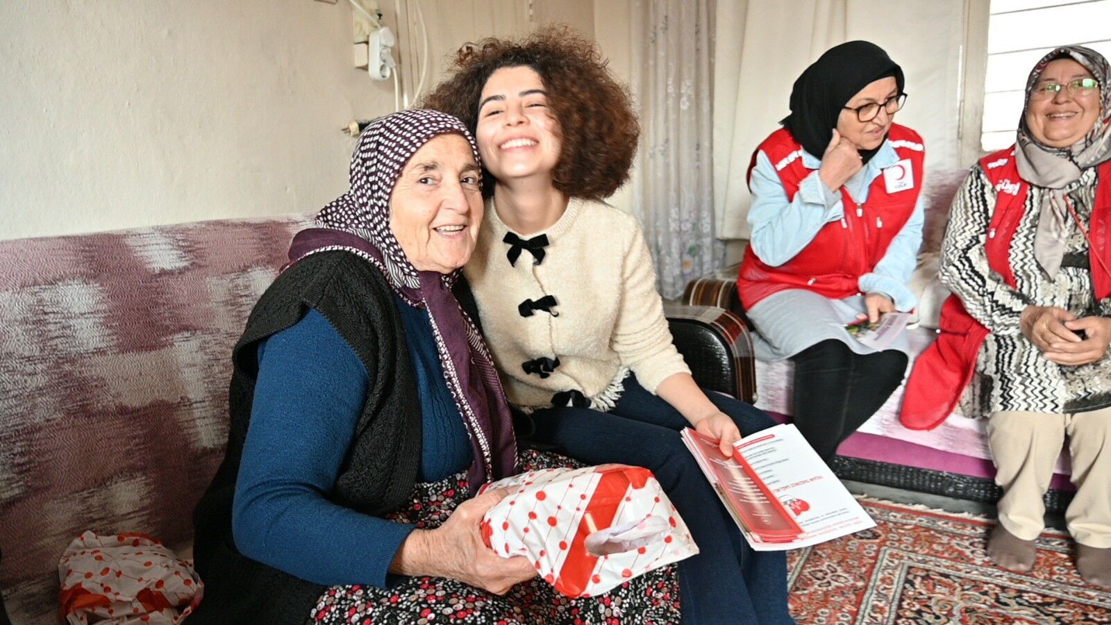 Kadirli’de Kızılay’dan Yaşlılara Kapı Kapı Destek (11)