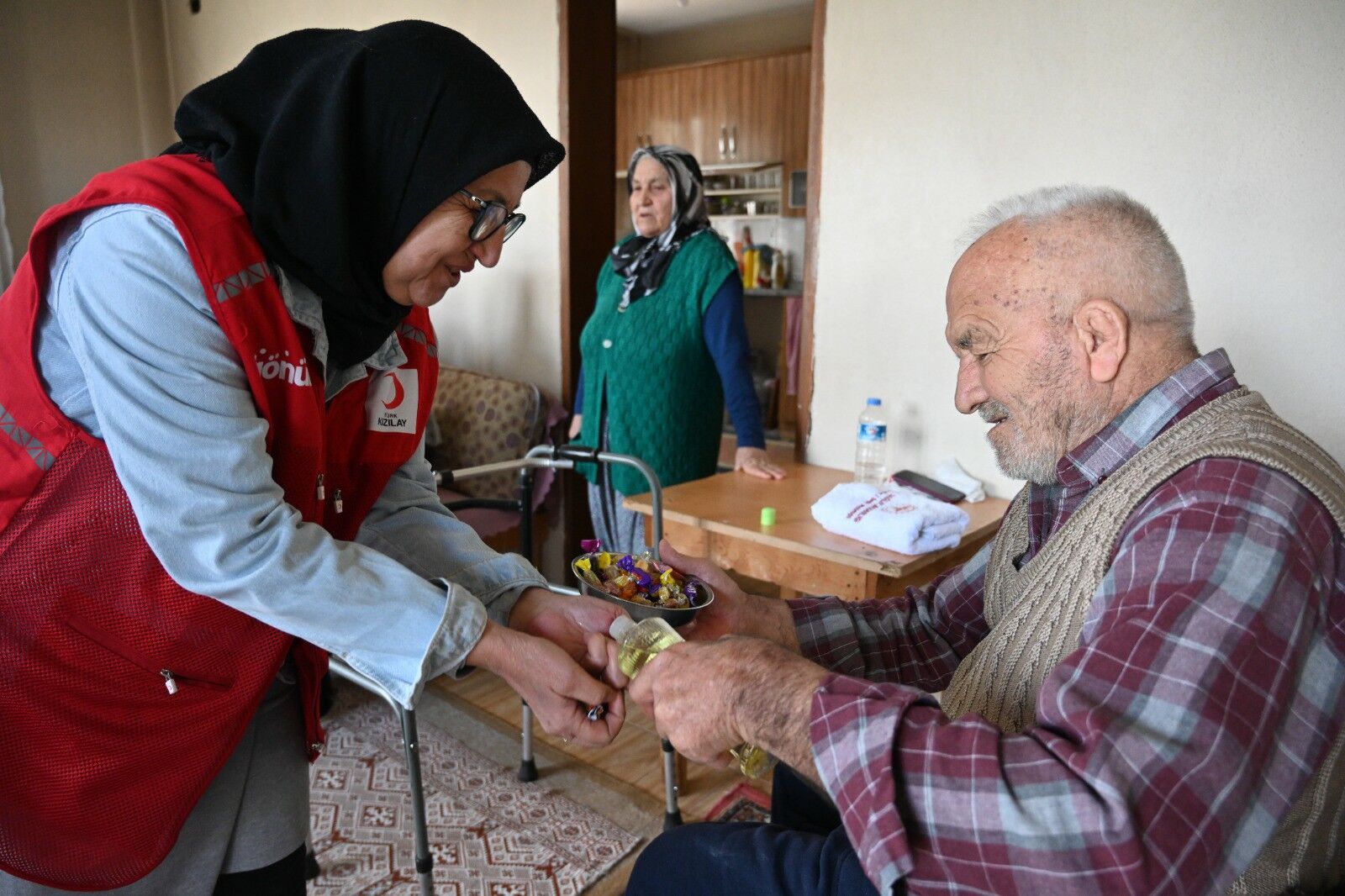Kadirli’de Kızılay’dan Yaşlılara Kapı Kapı Destek (12)