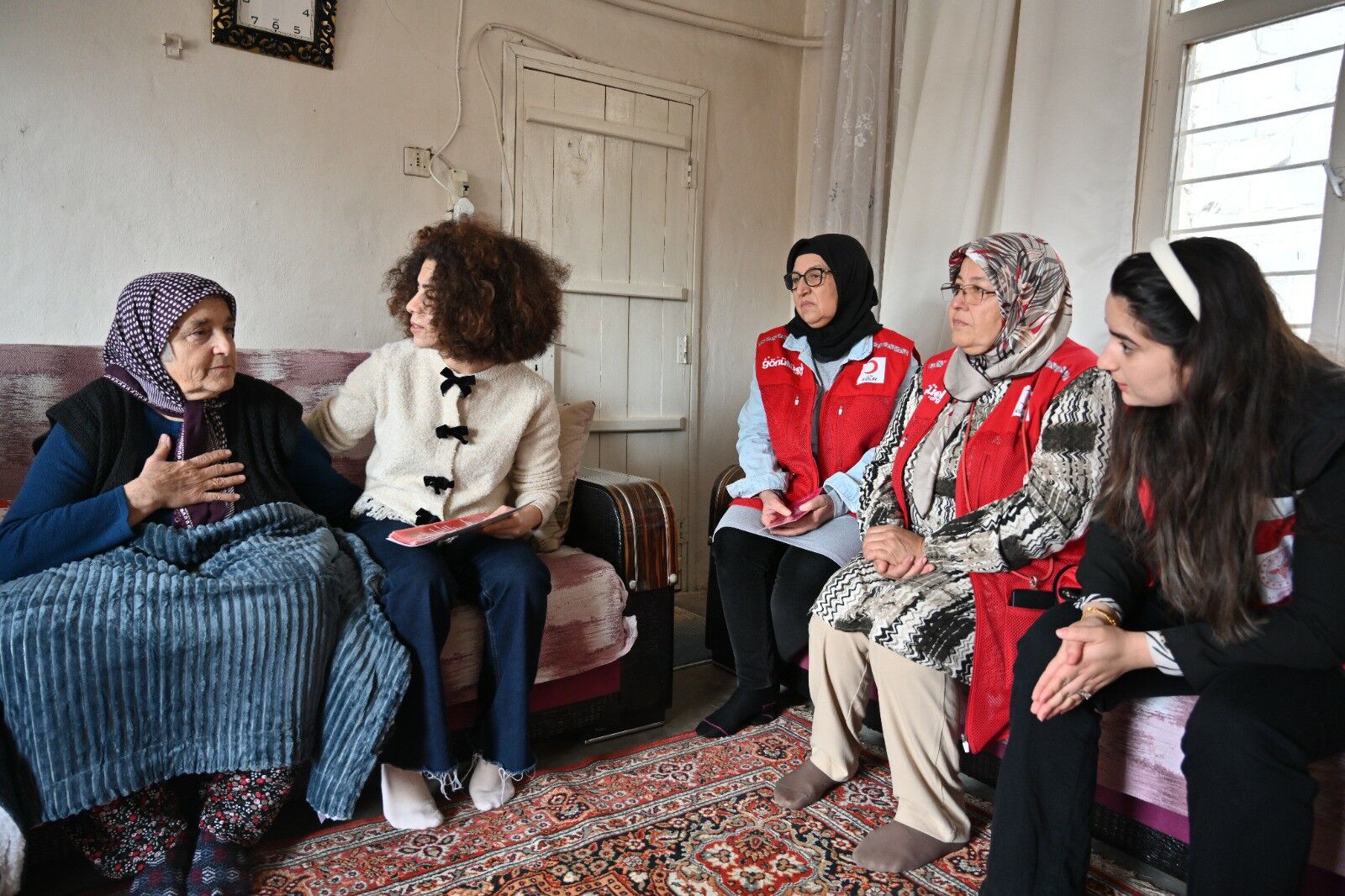 Kadirli’de Kızılay’dan Yaşlılara Kapı Kapı Destek (2)