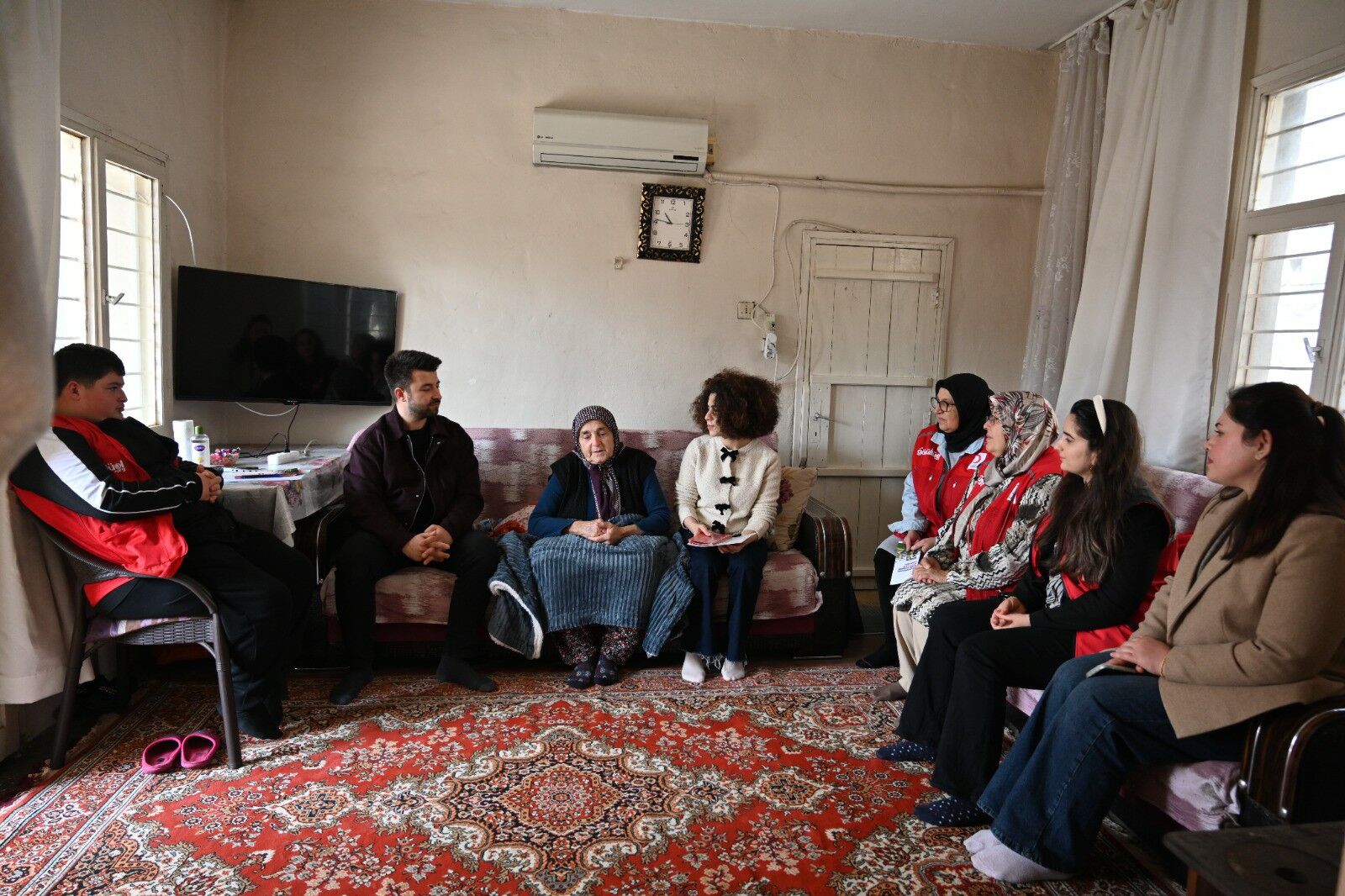 Kadirli’de Kızılay’dan Yaşlılara Kapı Kapı Destek (3)