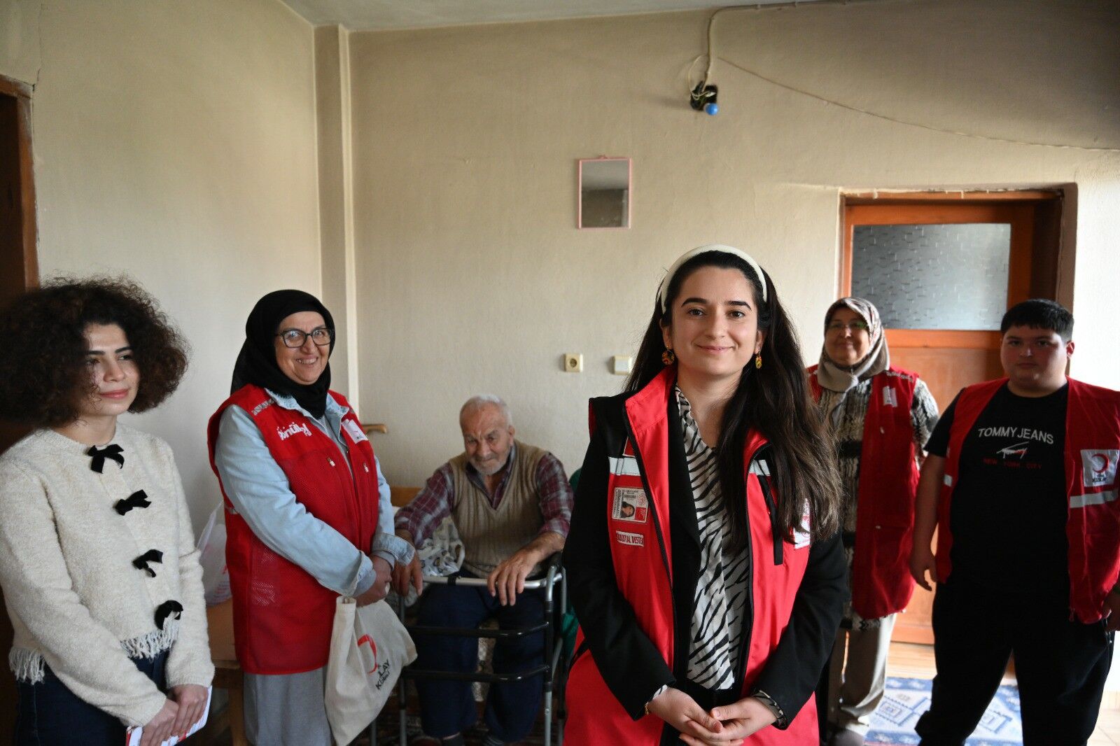 Kadirli’de Kızılay’dan Yaşlılara Kapı Kapı Destek (4)