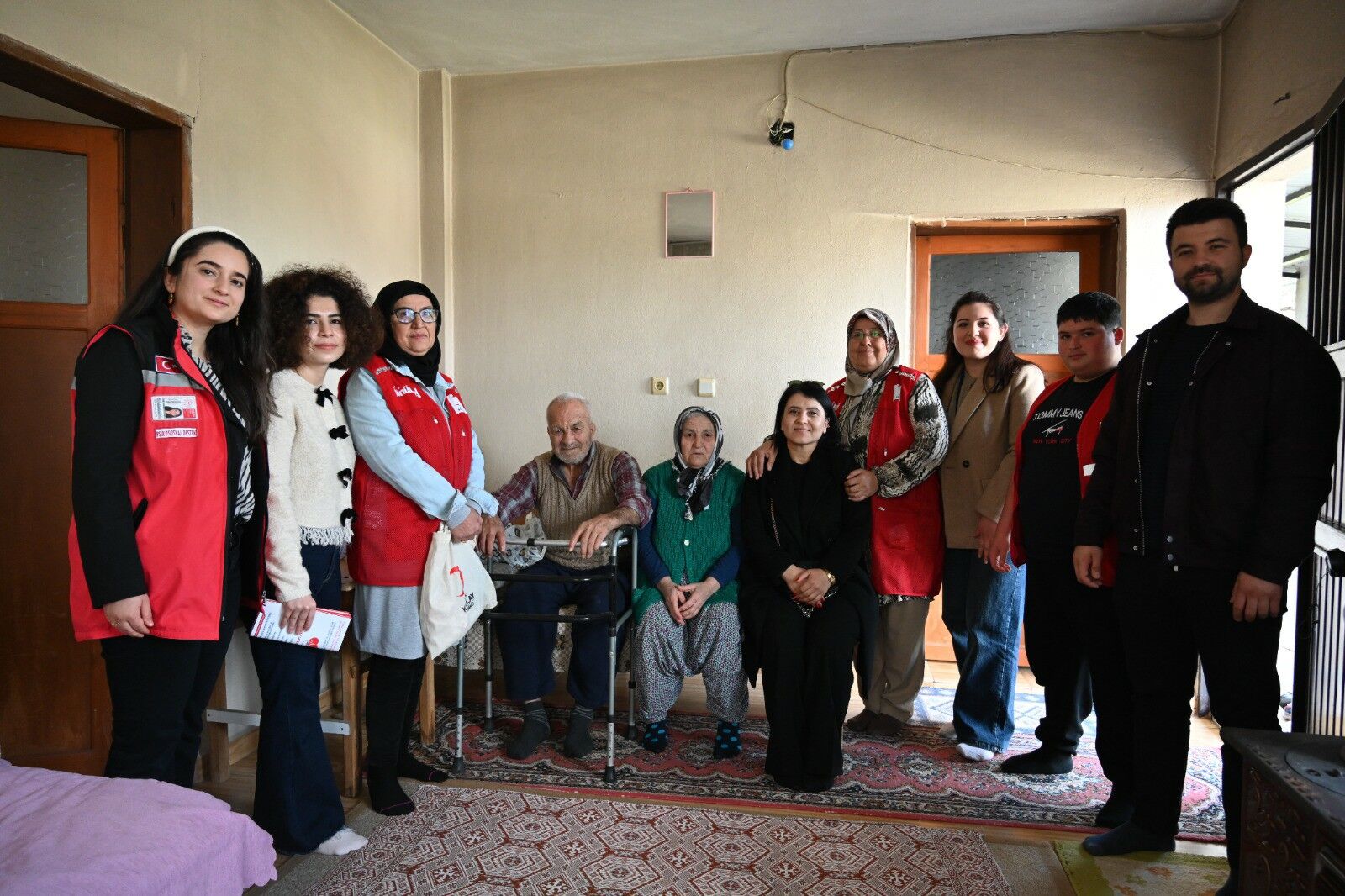 Kadirli’de Kızılay’dan Yaşlılara Kapı Kapı Destek (5)