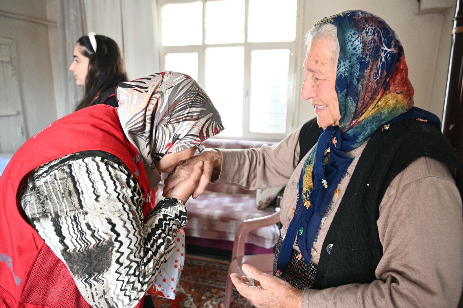 Kadirli’de Kızılay’dan Yaşlılara Kapı Kapı Destek (7)