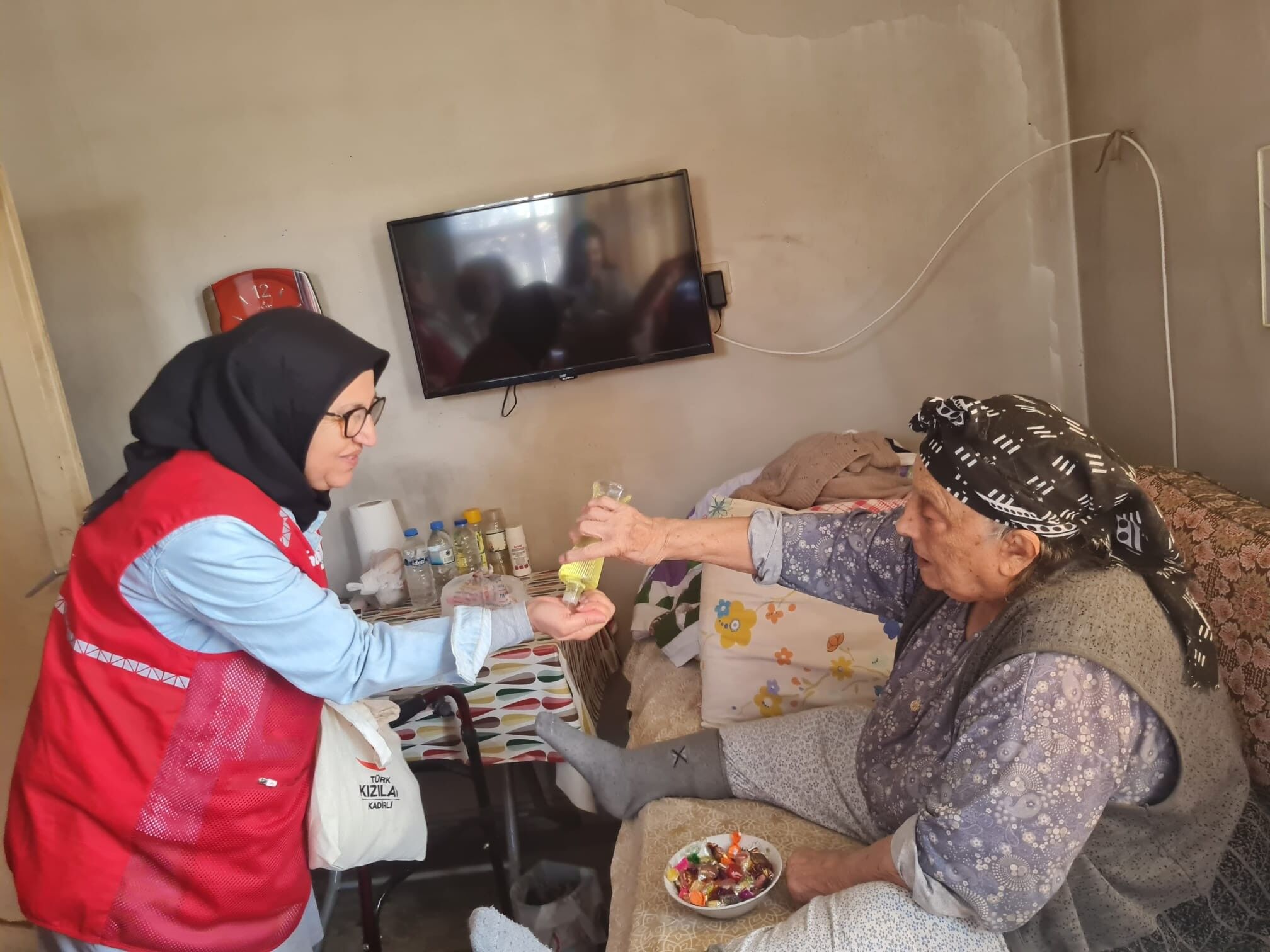 Kadirli’de Kızılay’dan Yaşlılara Kapı Kapı Destek (8)