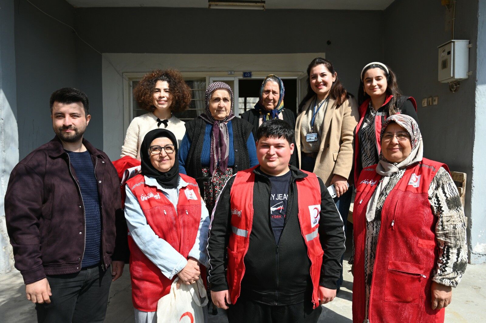 Kadirli’de Kızılay’dan Yaşlılara Kapı Kapı Destek (9)