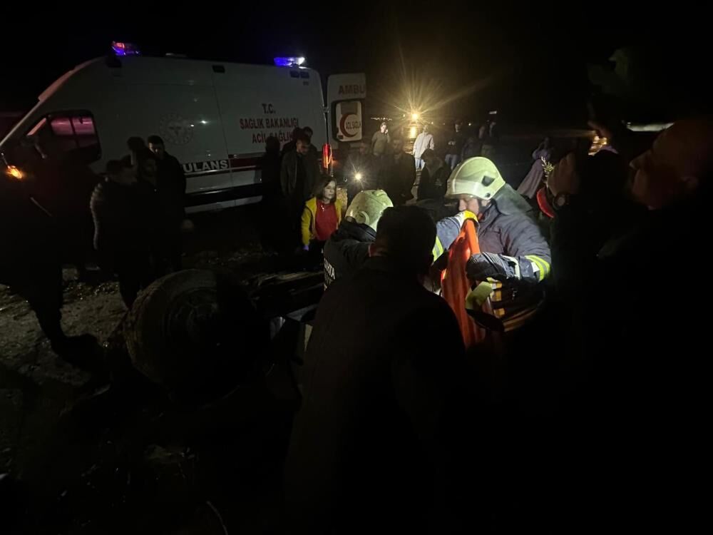 Kahta’da Şarampole Yuvarlanan Otomobilde 2 Kişi Yaralandı (1)