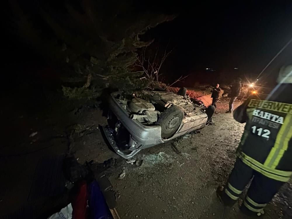 Kahta’da Şarampole Yuvarlanan Otomobilde 2 Kişi Yaralandı (2)