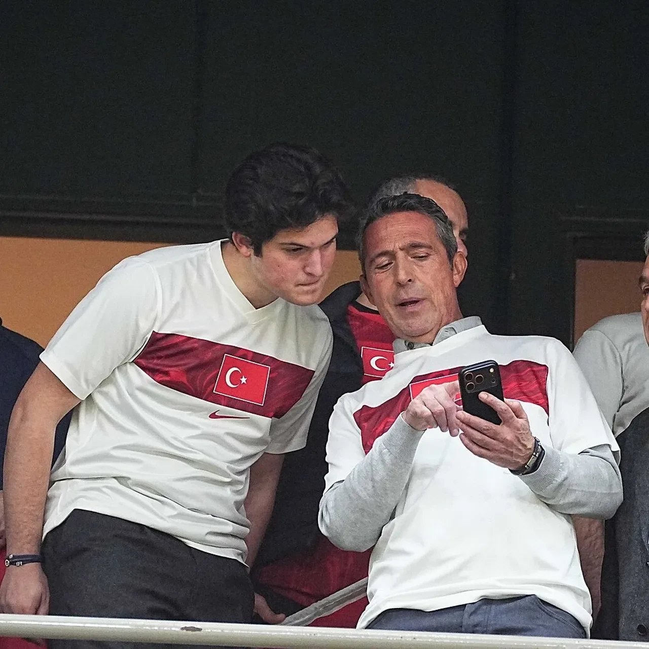 Millilerden Kritik Galibiyet Ünlü İsimler Tribündeydi (1)