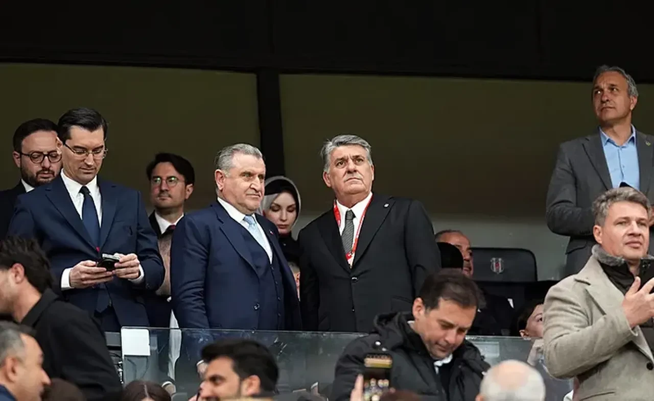 Millilerden Kritik Galibiyet Ünlü İsimler Tribündeydi (2)