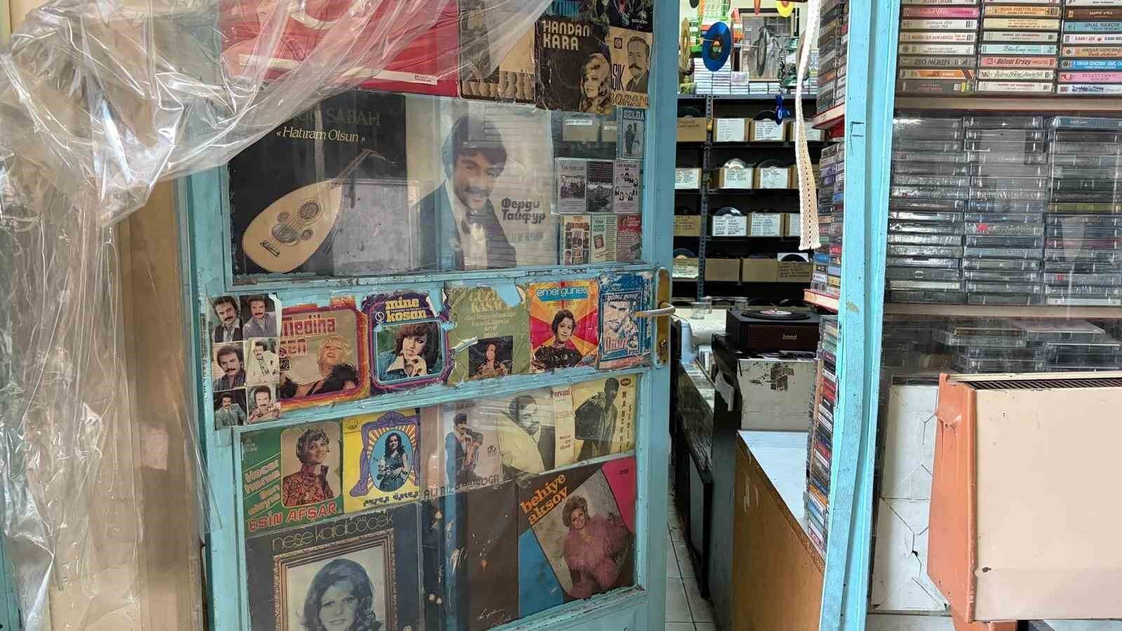 Müzik Dünyasının Geçmişine 20 Yıldır Topladığı Plak Ve Kasetlerle Işık Tutuyor