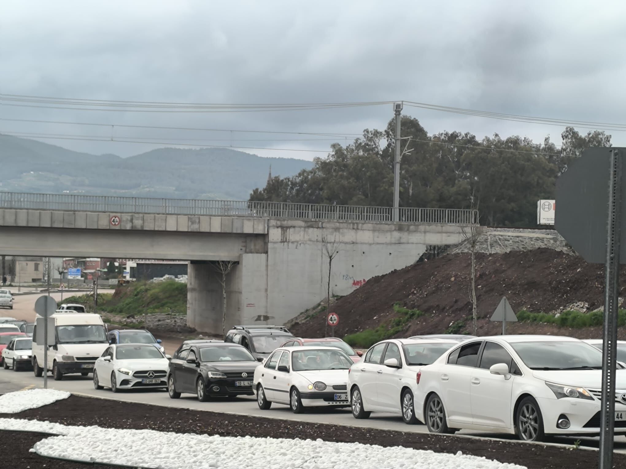 Osmaniye’de Bayramın İlk Günü Mezarlıkta Trafik Yoğunluğu (1)