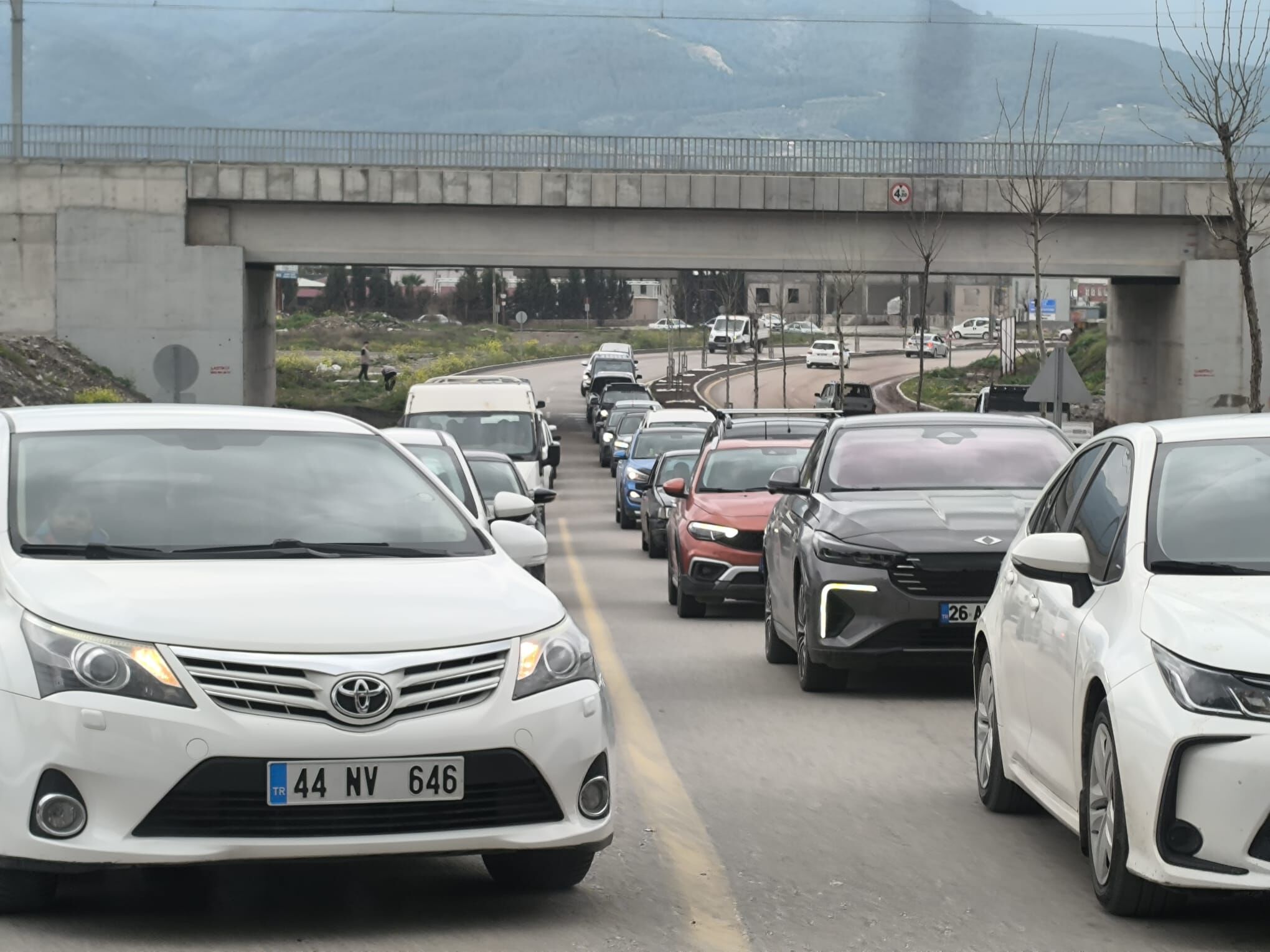 Osmaniye’de Bayramın İlk Günü Mezarlıkta Trafik Yoğunluğu (5)