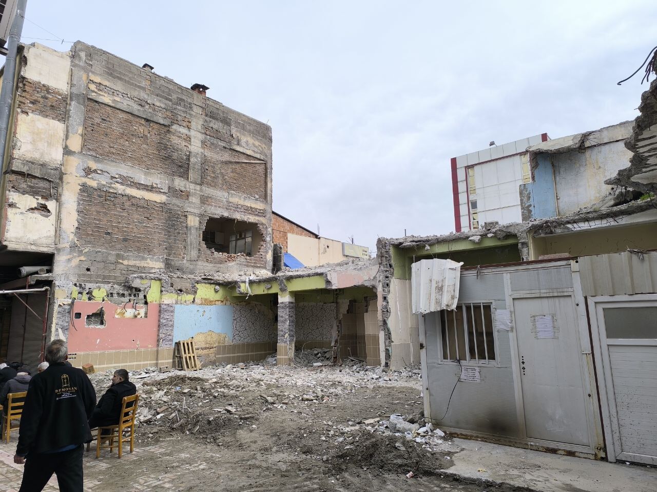 Osmaniye'de Tehlikeli Arz Eden Bina Üç Yıl Sonra Yıkıldı (1)
