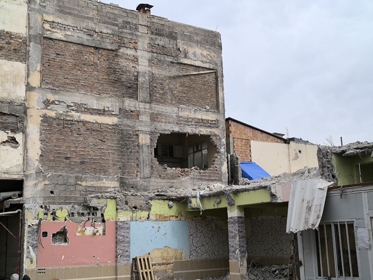 Osmaniye'de Tehlikeli Arz Eden Bina Üç Yıl Sonra Yıkıldı (2)