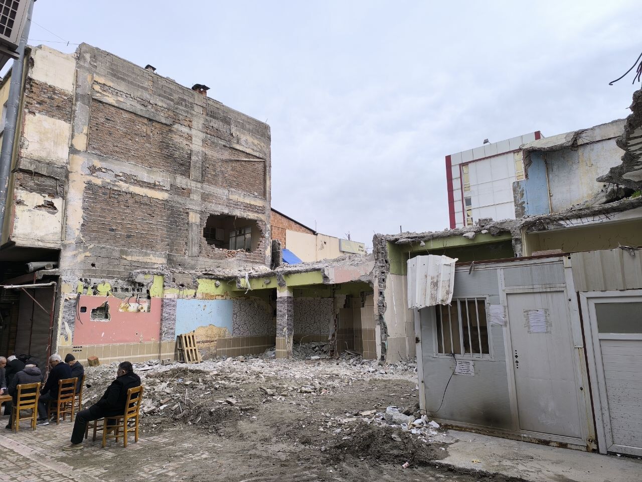 Osmaniye'de Tehlikeli Arz Eden Bina Üç Yıl Sonra Yıkıldı (3)