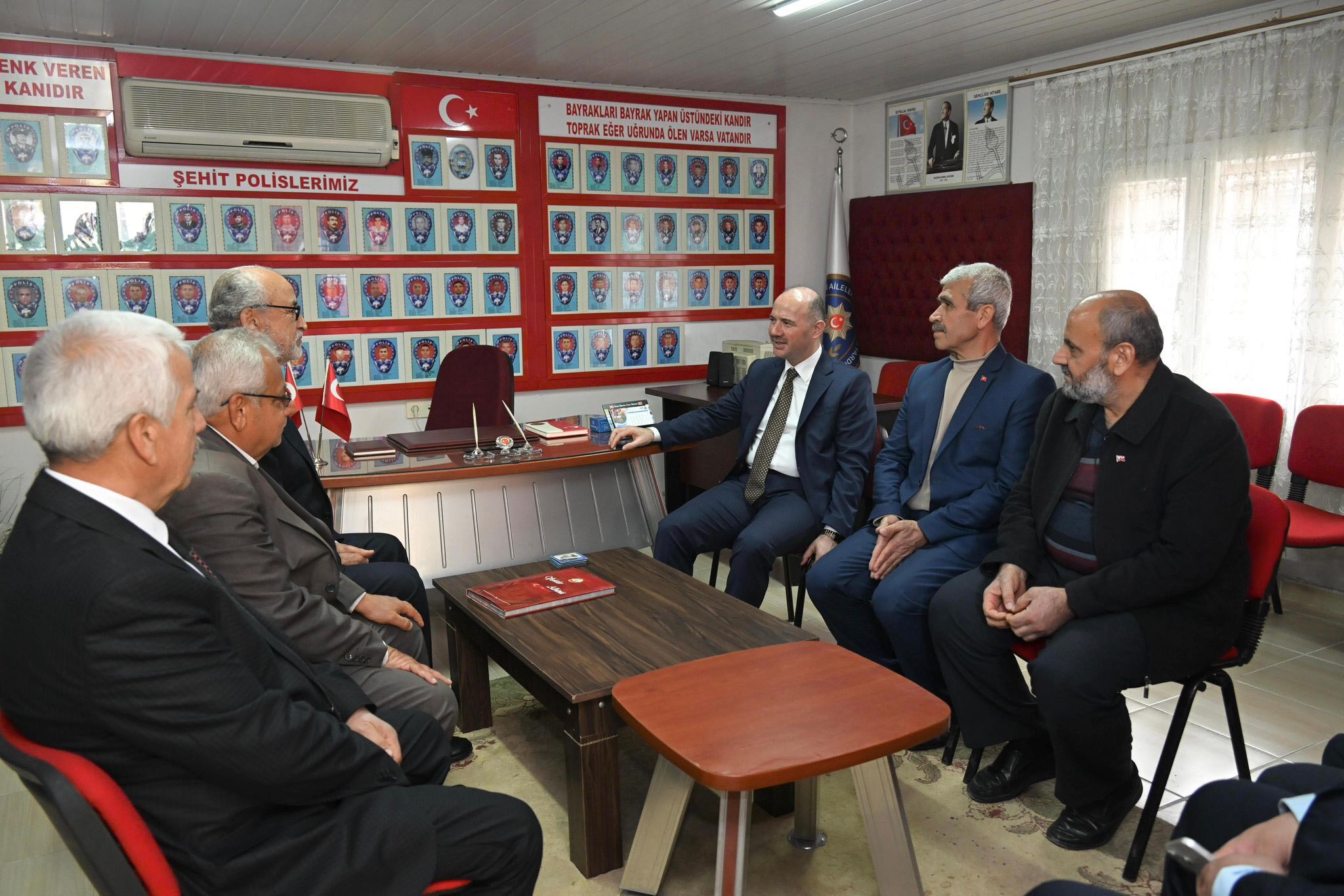 Vali Serdengeçti Şehit Ailelerini Ziyaret Etti (10)