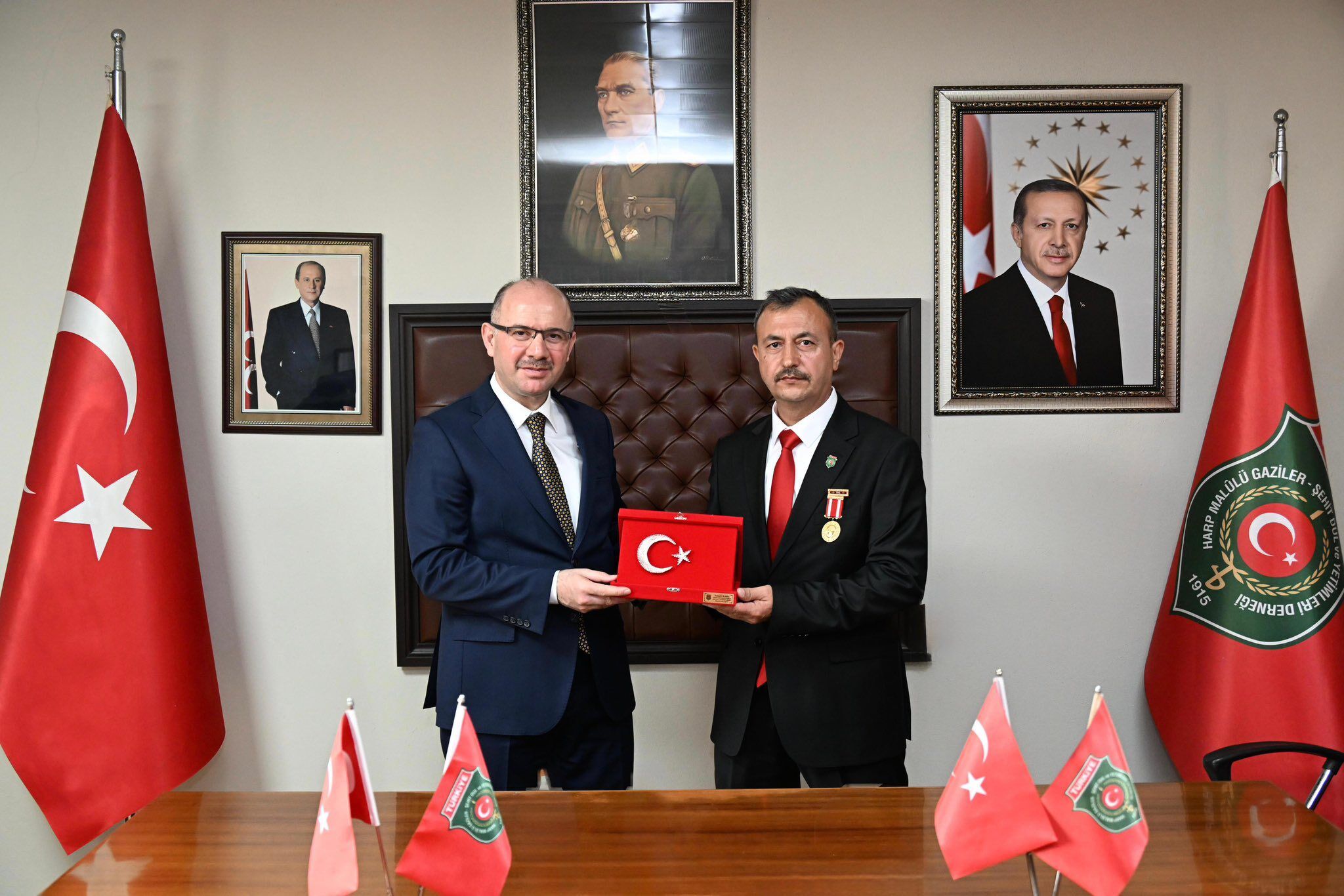 Vali Serdengeçti Şehit Ailelerini Ziyaret Etti (2)