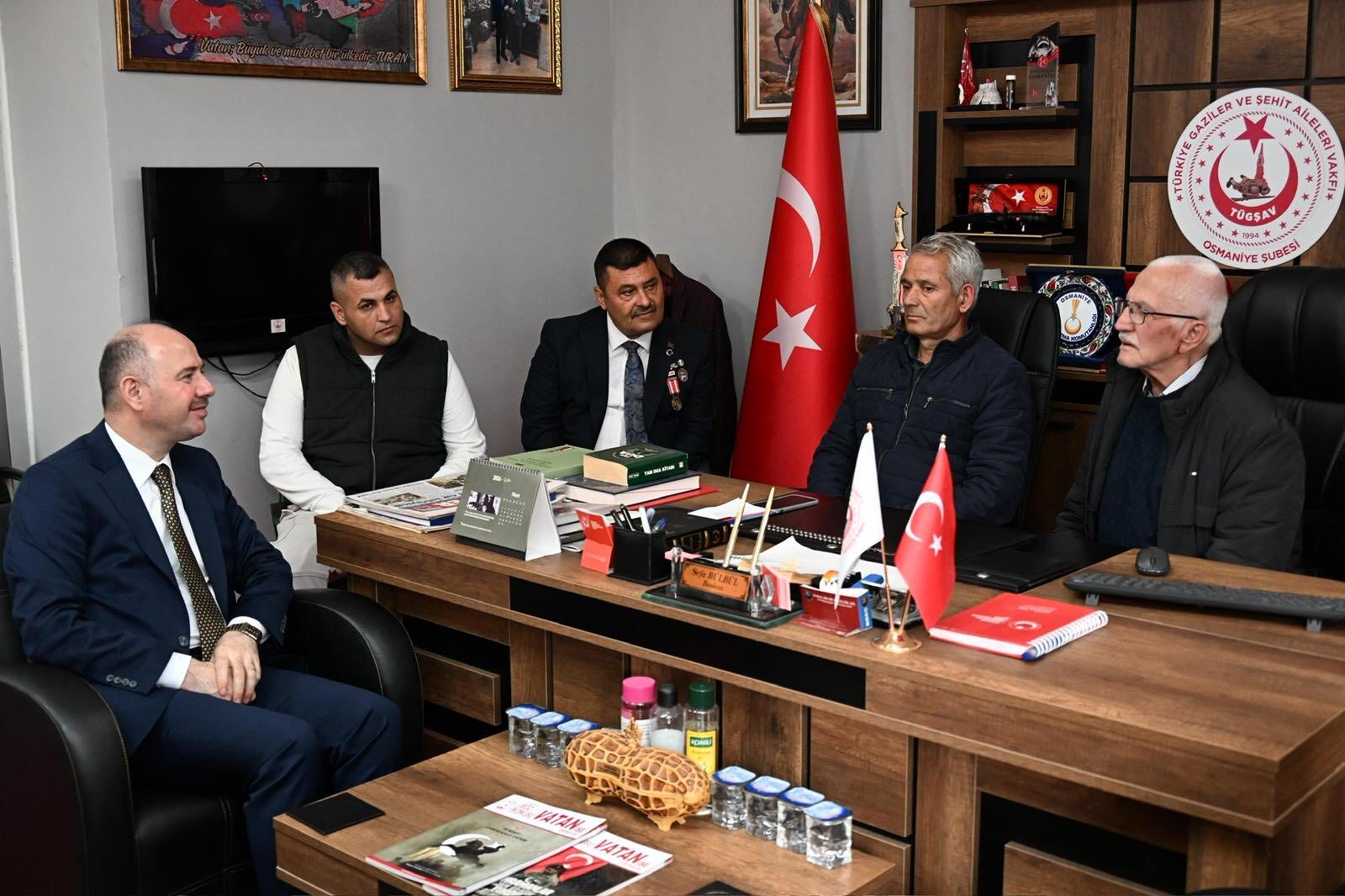 Vali Serdengeçti Şehit Ailelerini Ziyaret Etti (3)