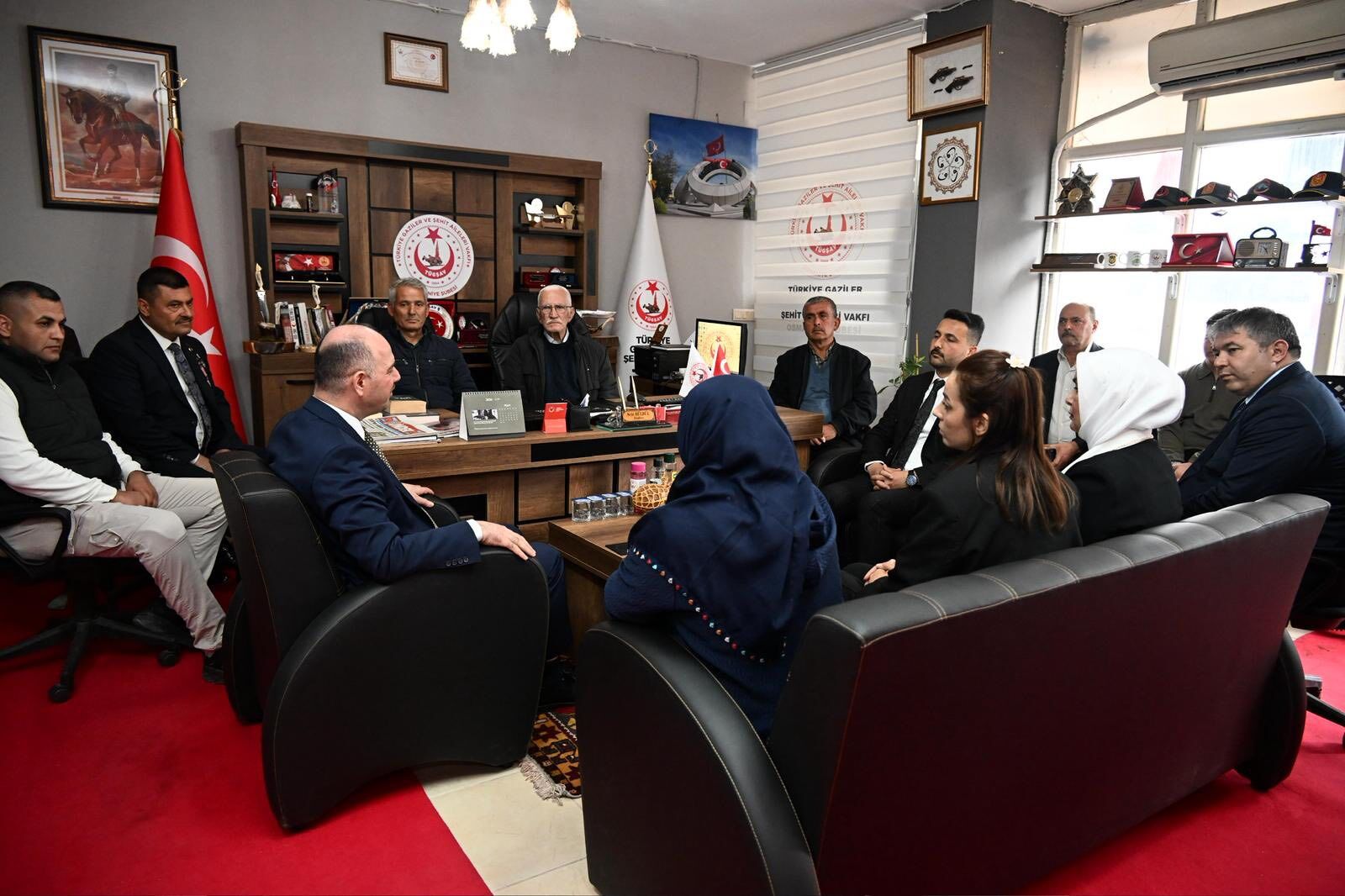 Vali Serdengeçti Şehit Ailelerini Ziyaret Etti (7)