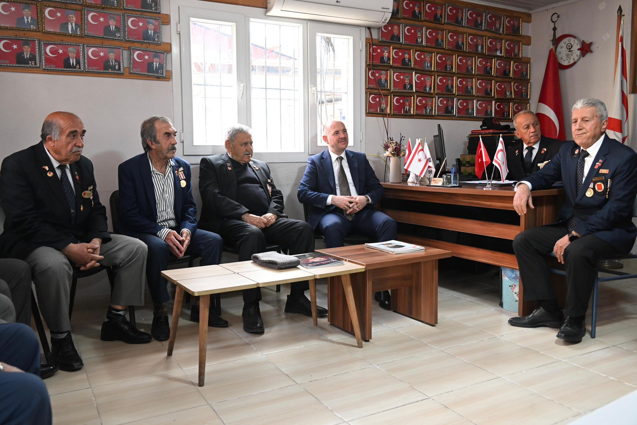 Vali Serdengeçti Şehit Ailelerini Ziyaret Etti (8)