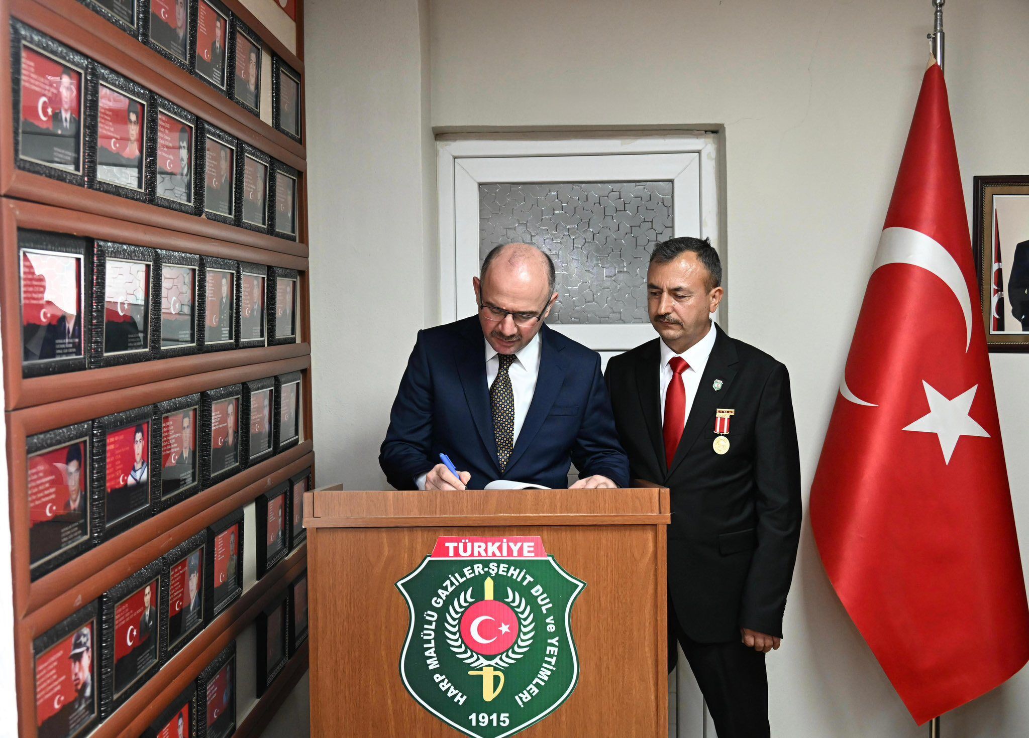 Vali Serdengeçti Şehit Ailelerini Ziyaret Etti (9)