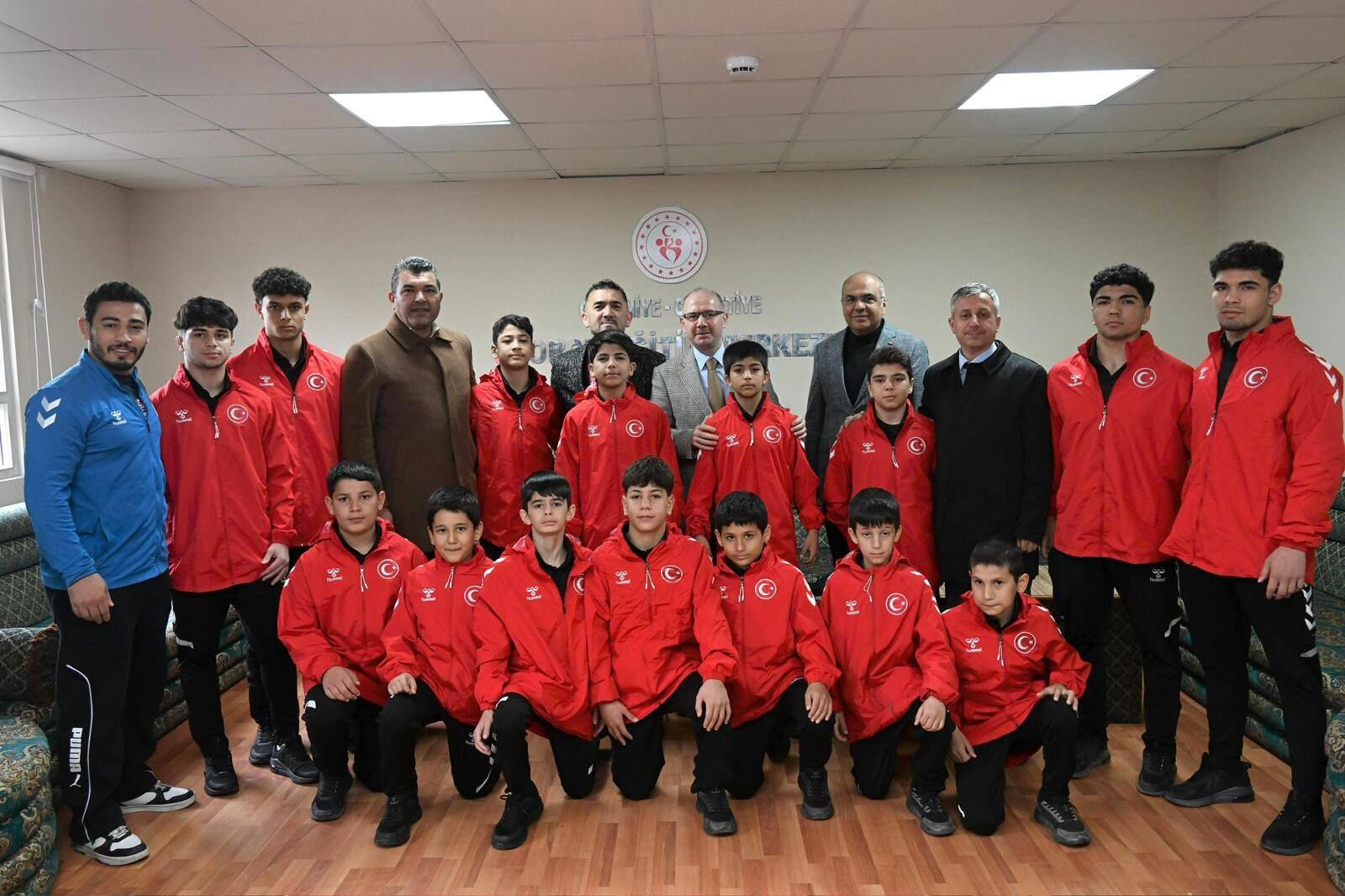 Vali Serdengeçti Sporcularla Buluştu (1)