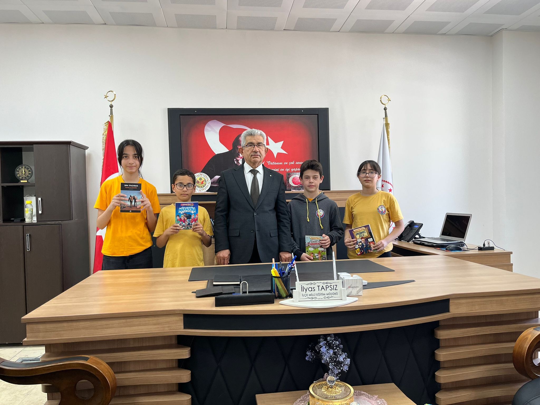 23 Nisan’da Anlamlı Devir Minik Müdür Göreve Geldi (1)