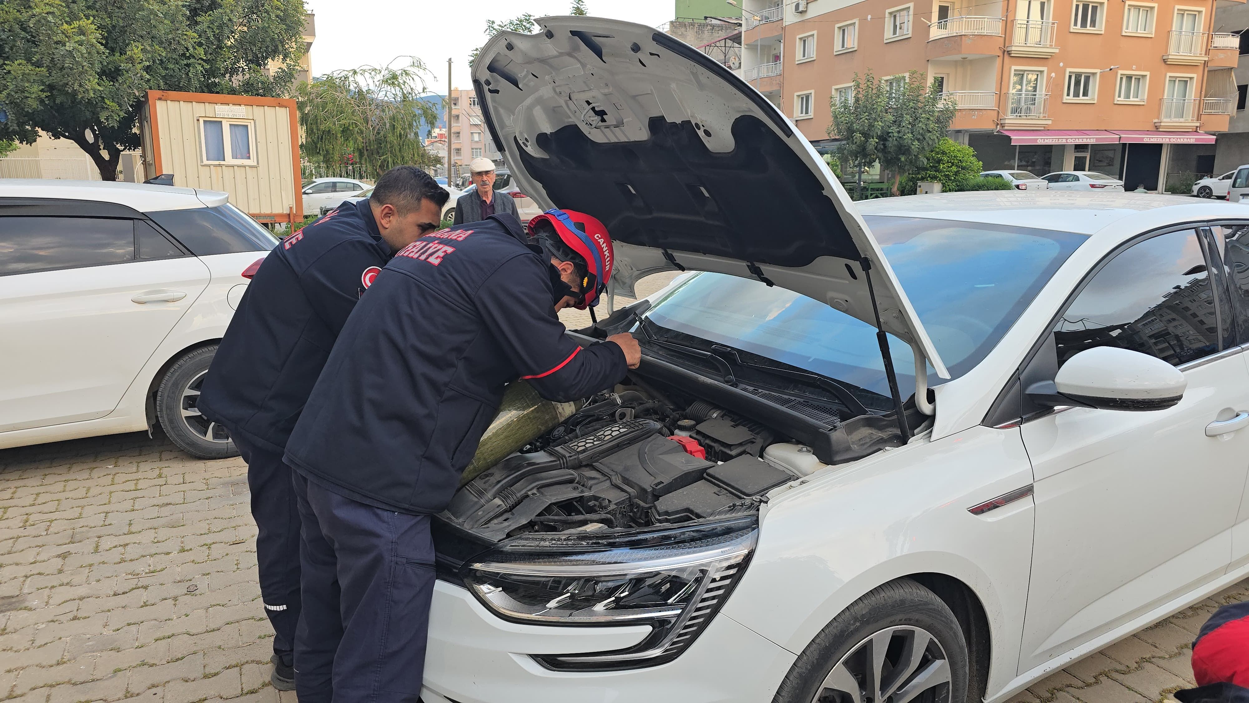 Adana'da Otomobilin Motor Kısmına Giren Kedi Çıkarıldı