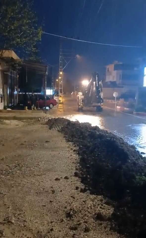 Böcekli’de Yağış Alarmı Belediye Ekipleri Seferber Oldu (2)