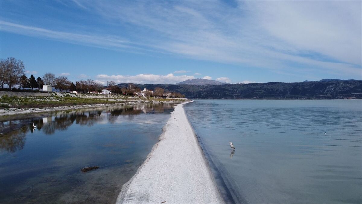 Eğirdir Gölü'nde Doğal Yürüyüş Yolu Oluştu