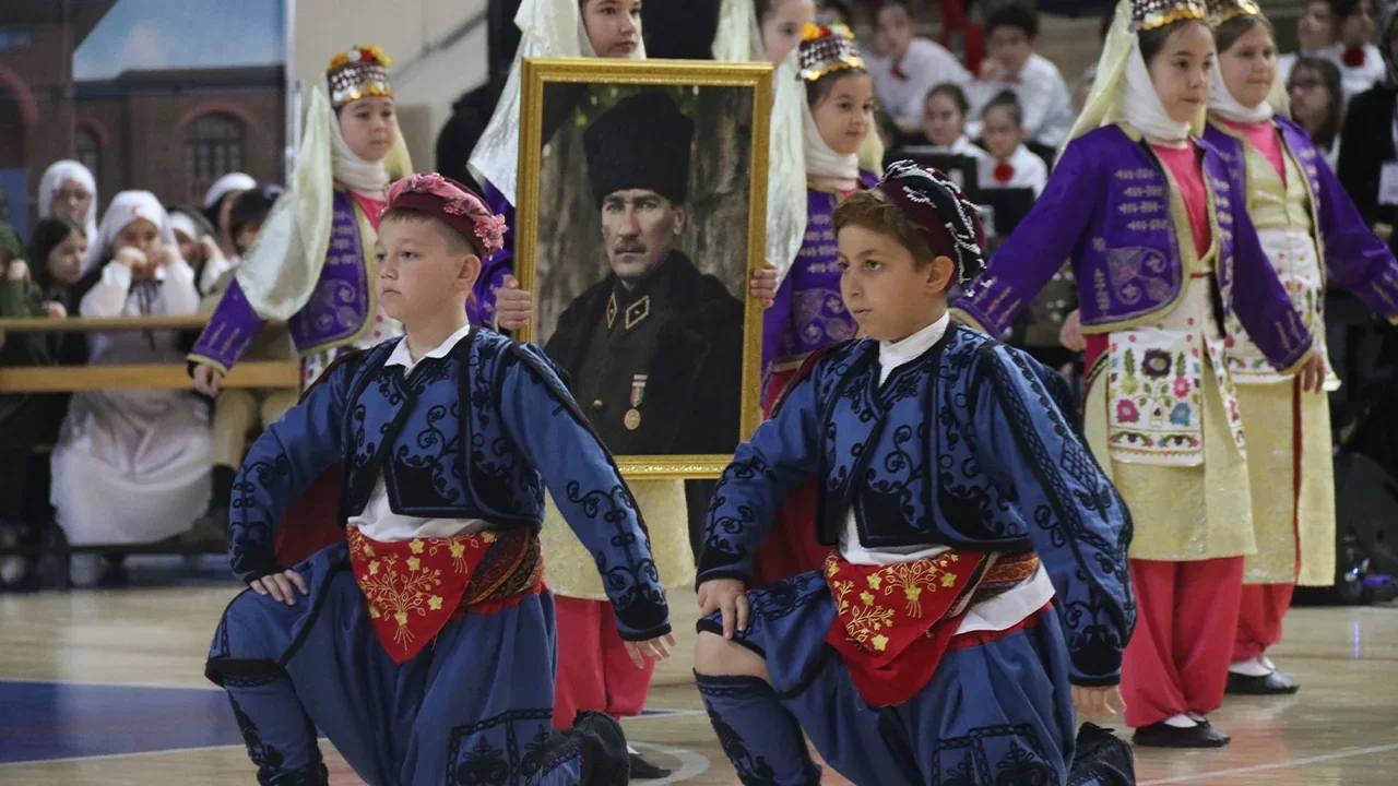 Eskisehirde 23 Nisan Bayrami Coskuyla Kutlandi