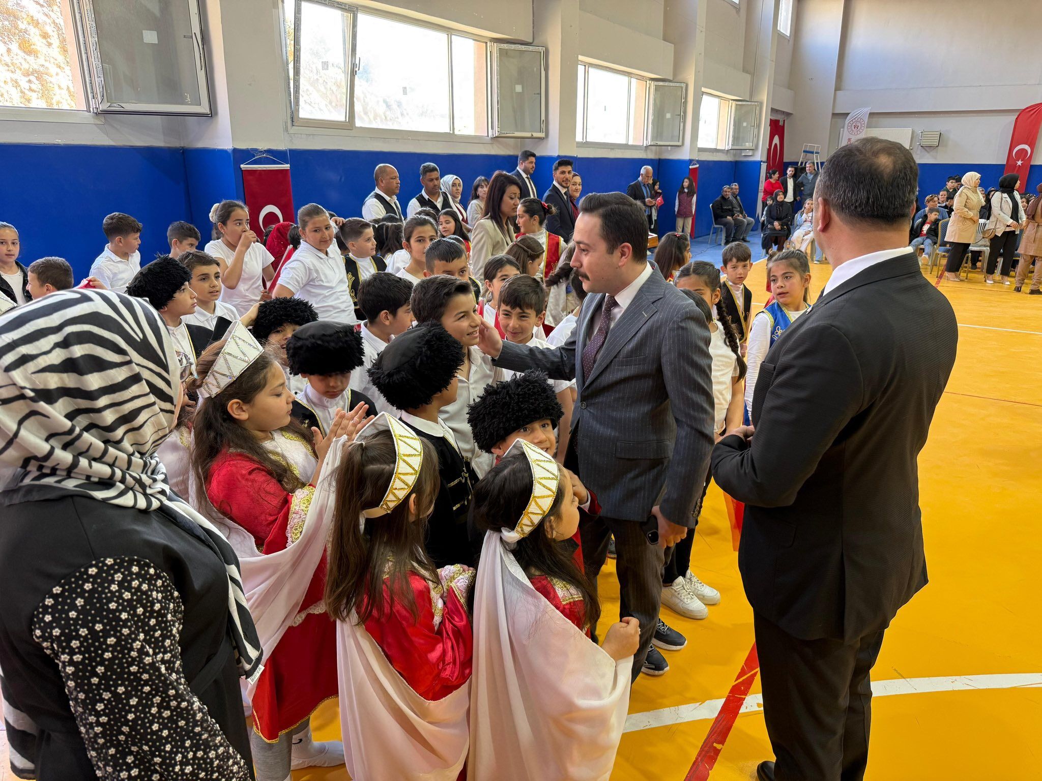 Hasanbeyli’de 23 Nisan Coşkusu Spor Salonuna Sığmadı (1)