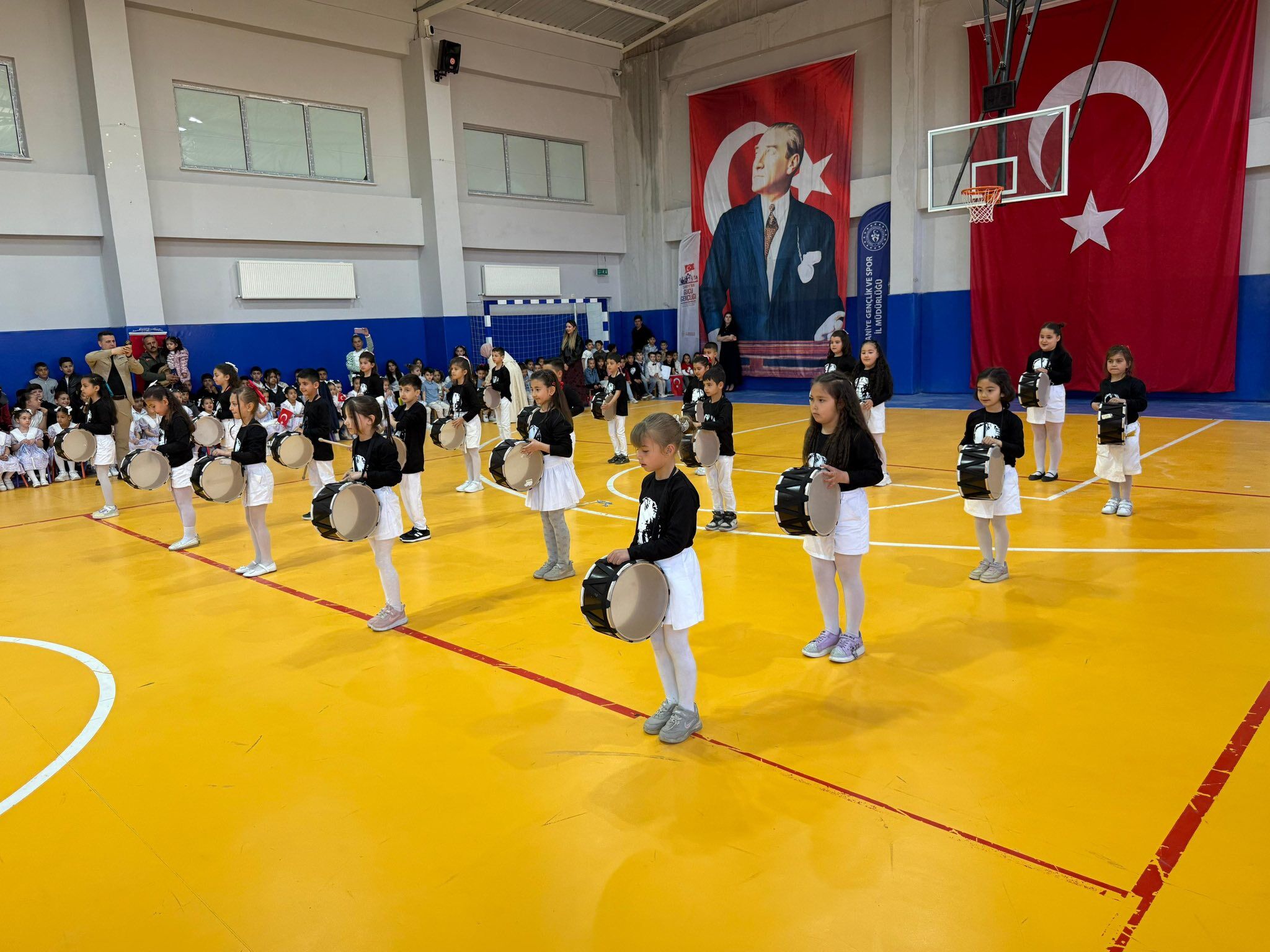 Hasanbeyli’de 23 Nisan Coşkusu Spor Salonuna Sığmadı (2)