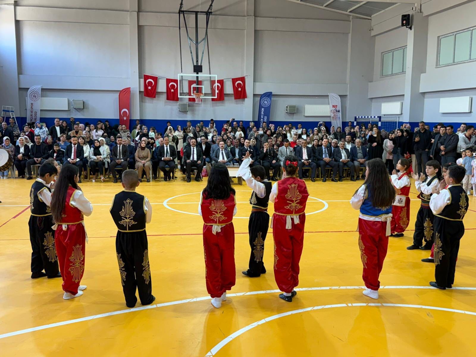 Hasanbeyli’de 23 Nisan Coşkusu Spor Salonuna Sığmadı (7)