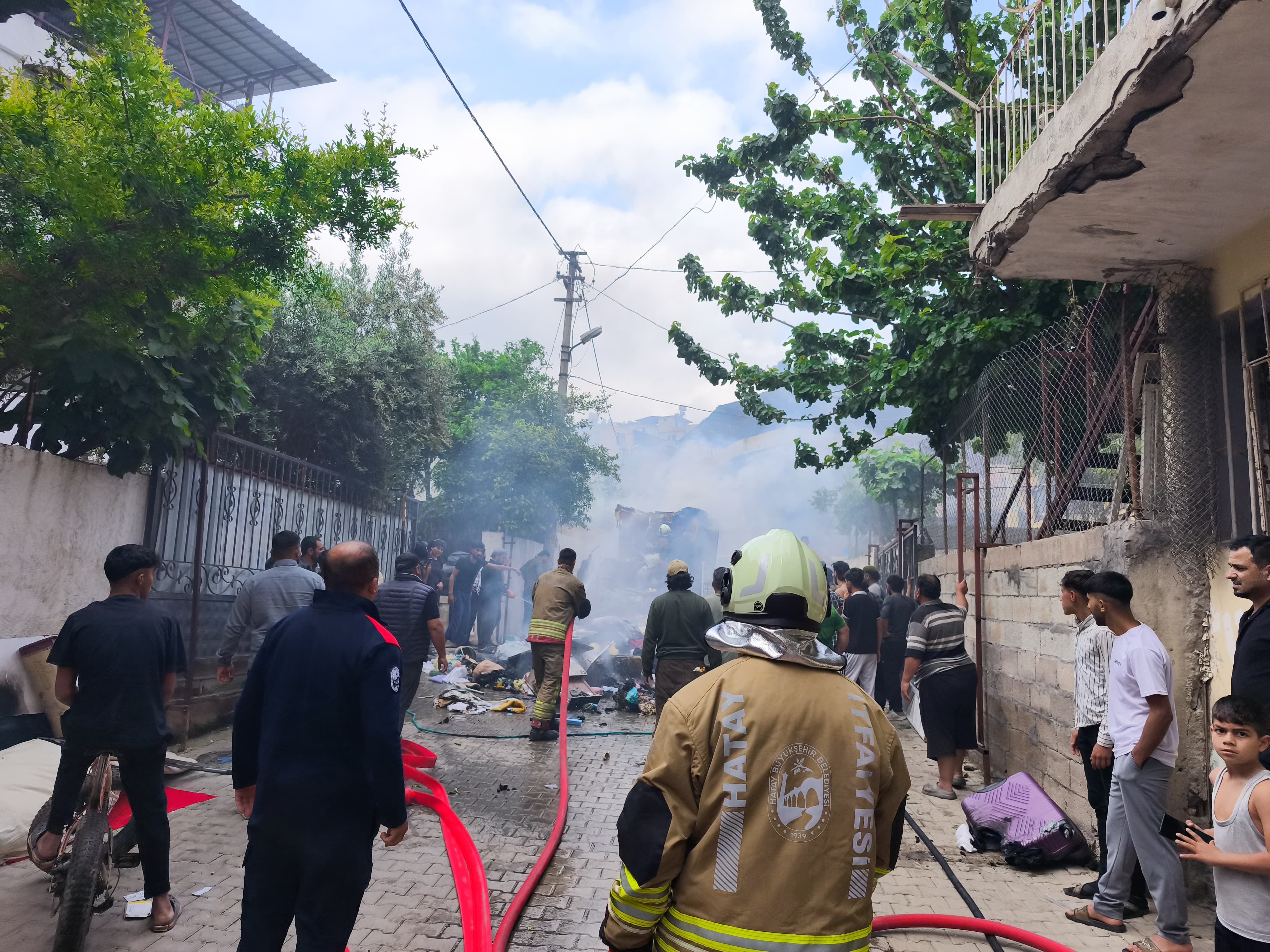 Hatay'da Eşya Yüklü Pikapta Çıkan Yangın Söndürüldü